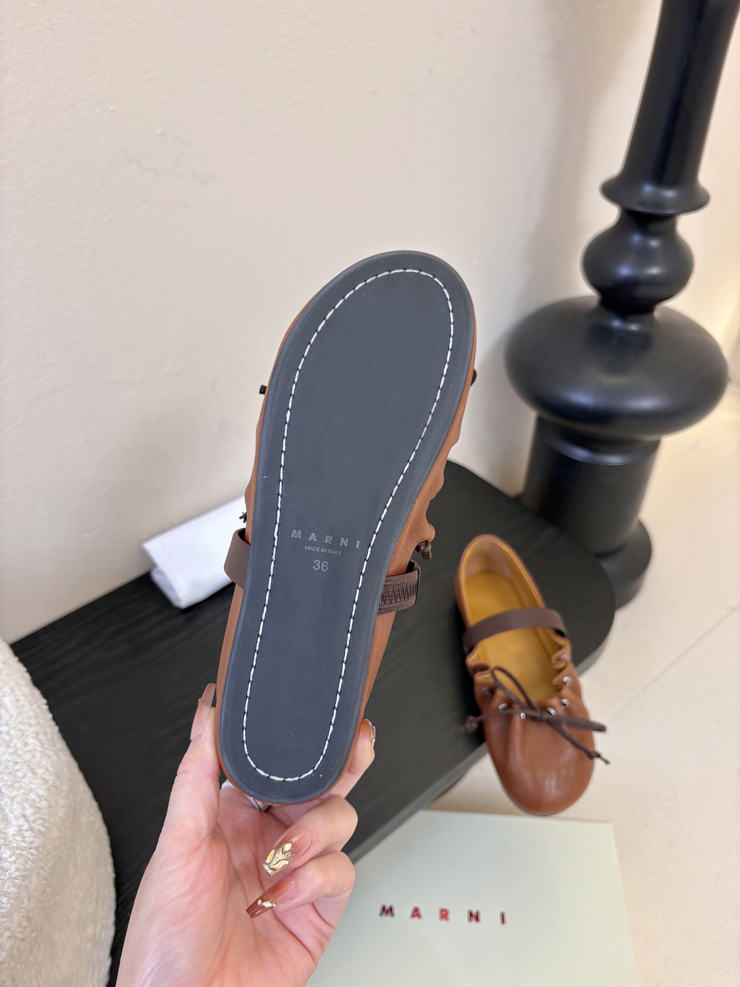 顶级羊皮 2026春夏新款 MARNI玛尼26Fw 褶皱蝴蝶结芭蕾舞鞋平底玛丽珍单鞋圆头轮廓、撞色鞋面、