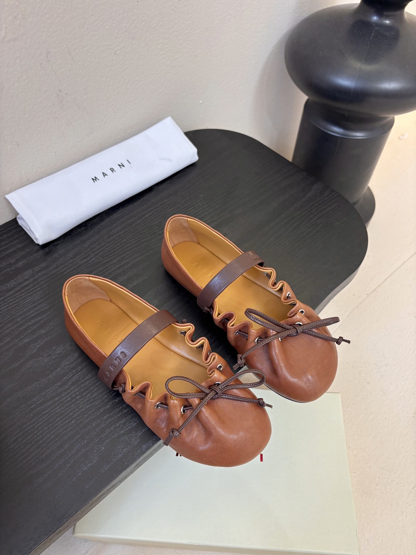 顶级羊皮 2026春夏新款 MARNI玛尼26Fw 褶皱蝴蝶结芭蕾舞鞋平底玛丽珍单鞋圆头轮廓、撞色鞋面、