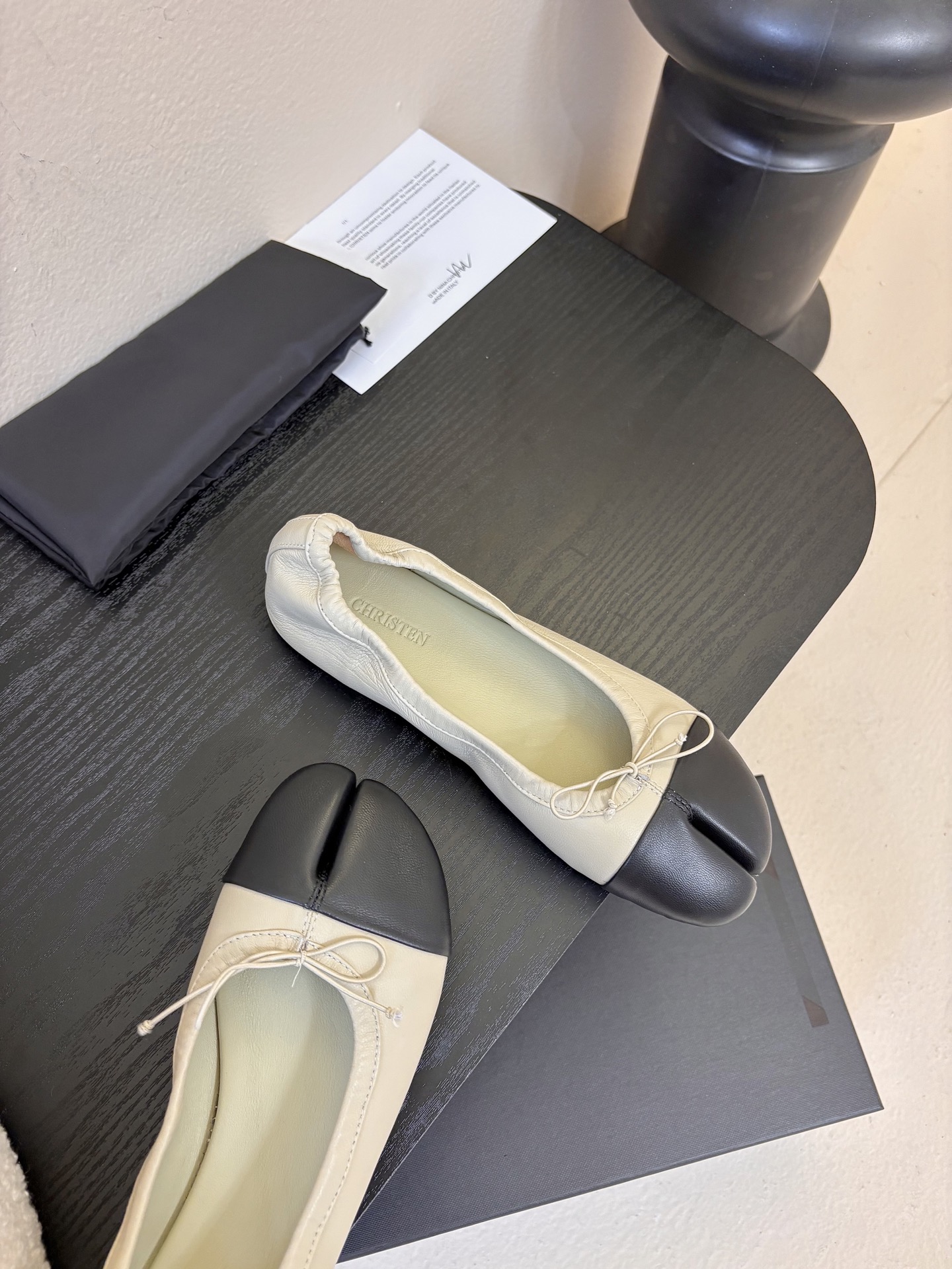 Christe*春夏新品芭蕾平底分趾单鞋既可以配休闲装，也能搭正式/优雅造型，适配多种穿搭场景。用优质皮