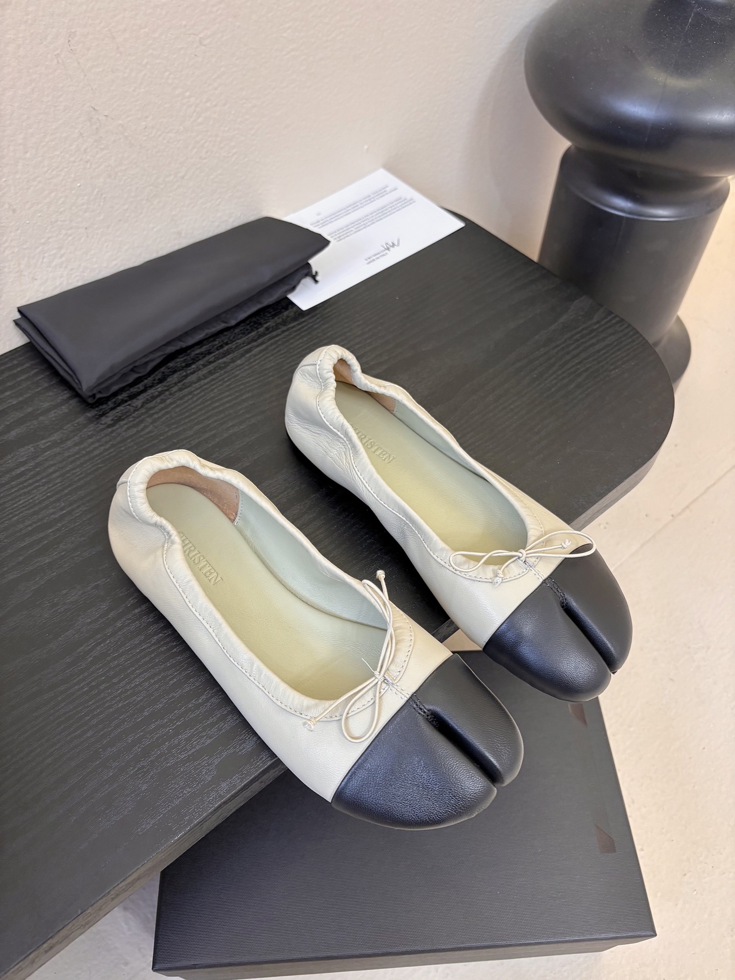 Christe*春夏新品芭蕾平底分趾单鞋既可以配休闲装，也能搭正式/优雅造型，适配多种穿搭场景。用优质皮