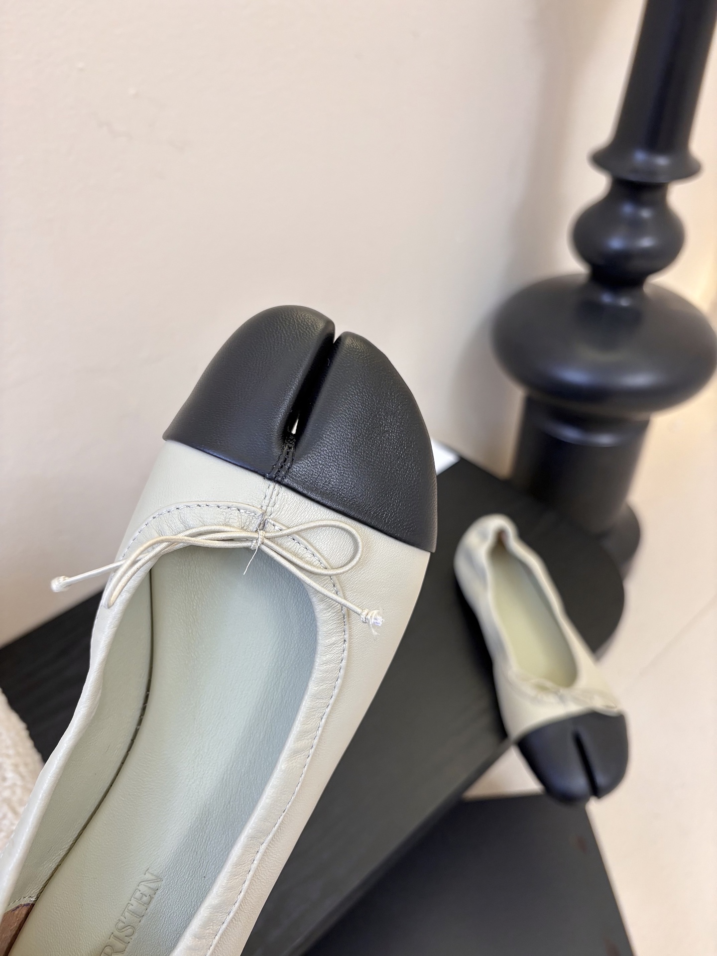 Christe*春夏新品芭蕾平底分趾单鞋既可以配休闲装，也能搭正式/优雅造型，适配多种穿搭场景。用优质皮