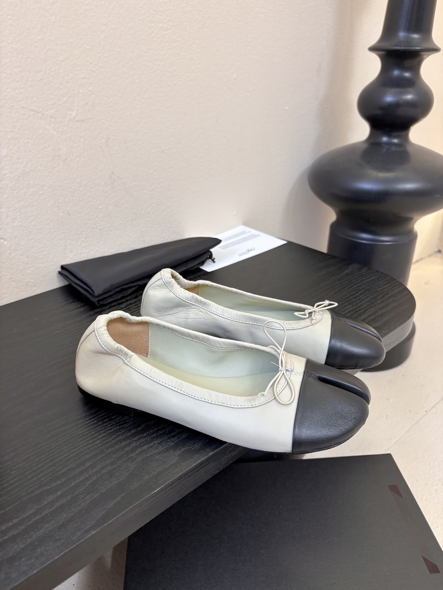 Christe*春夏新品芭蕾平底分趾单鞋既可以配休闲装，也能搭正式/优雅造型，适配多种穿搭场景。用优质皮