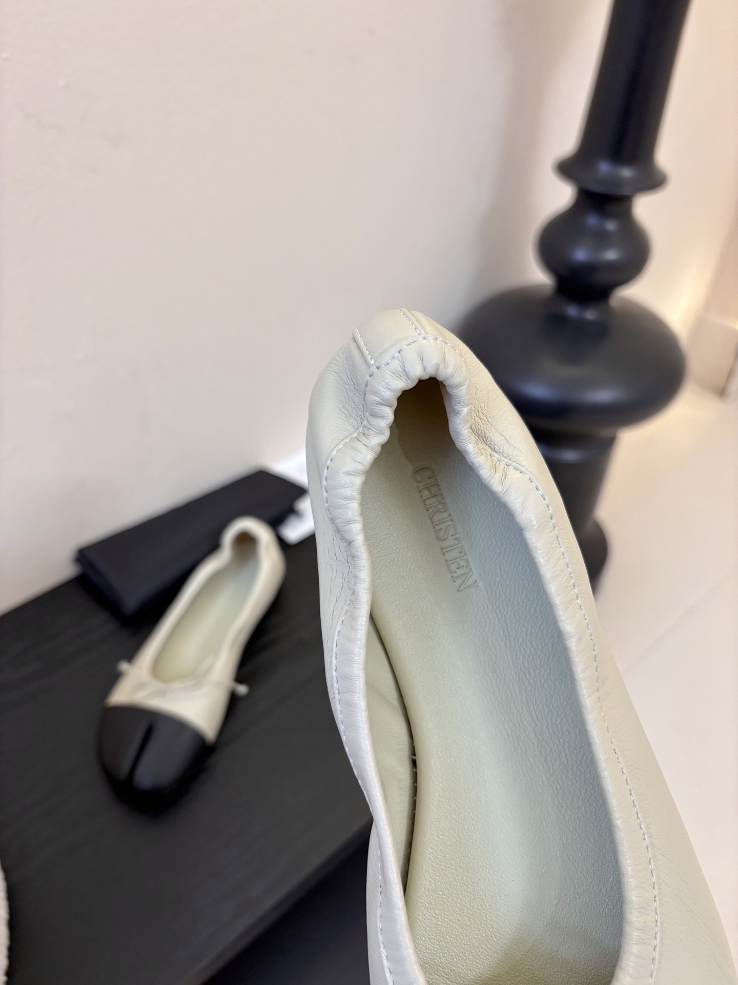 Christe*春夏新品芭蕾平底分趾单鞋既可以配休闲装，也能搭正式/优雅造型，适配多种穿搭场景。用优质皮