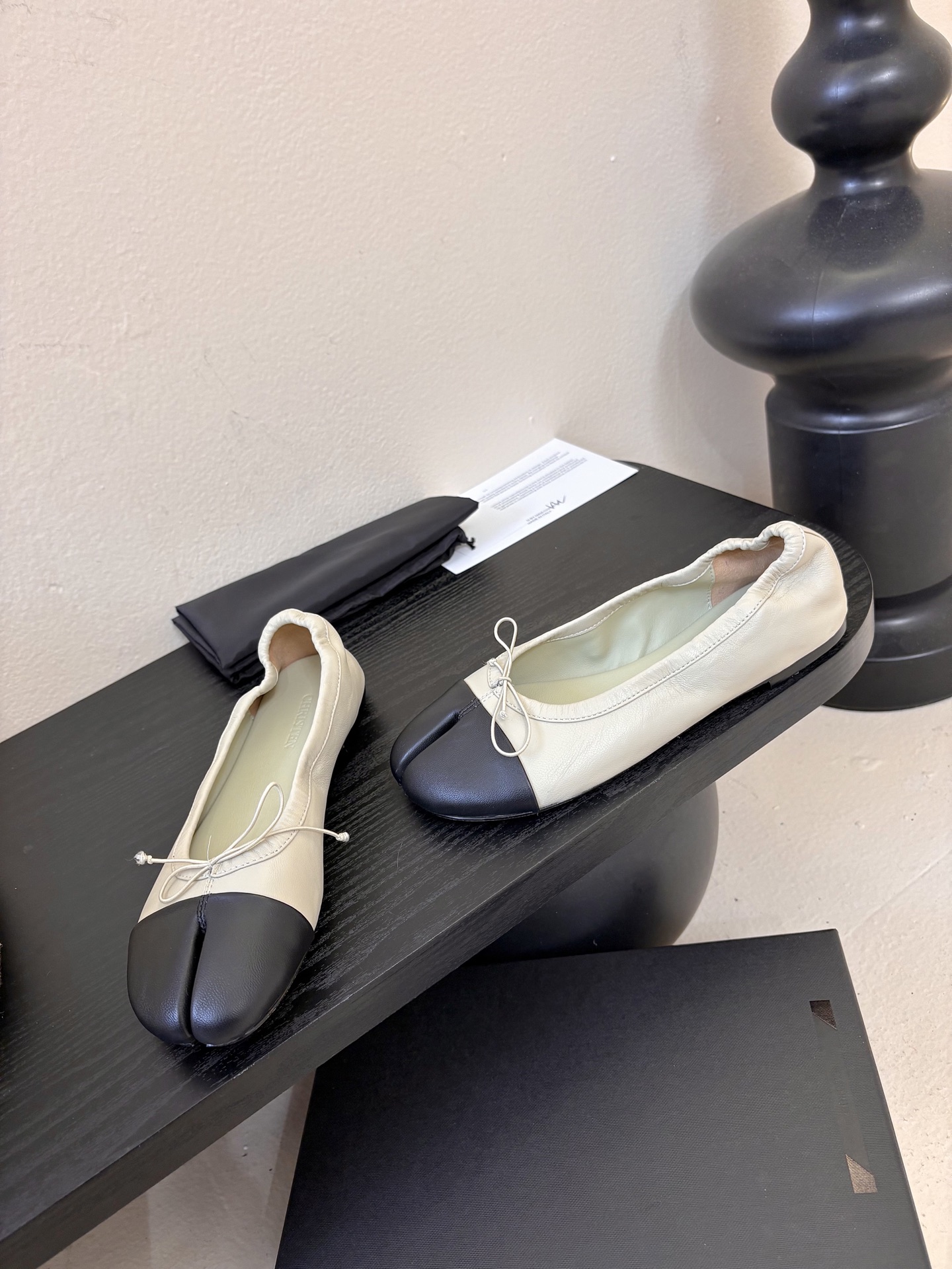 Christe*春夏新品芭蕾平底分趾单鞋既可以配休闲装，也能搭正式/优雅造型，适配多种穿搭场景。用优质皮