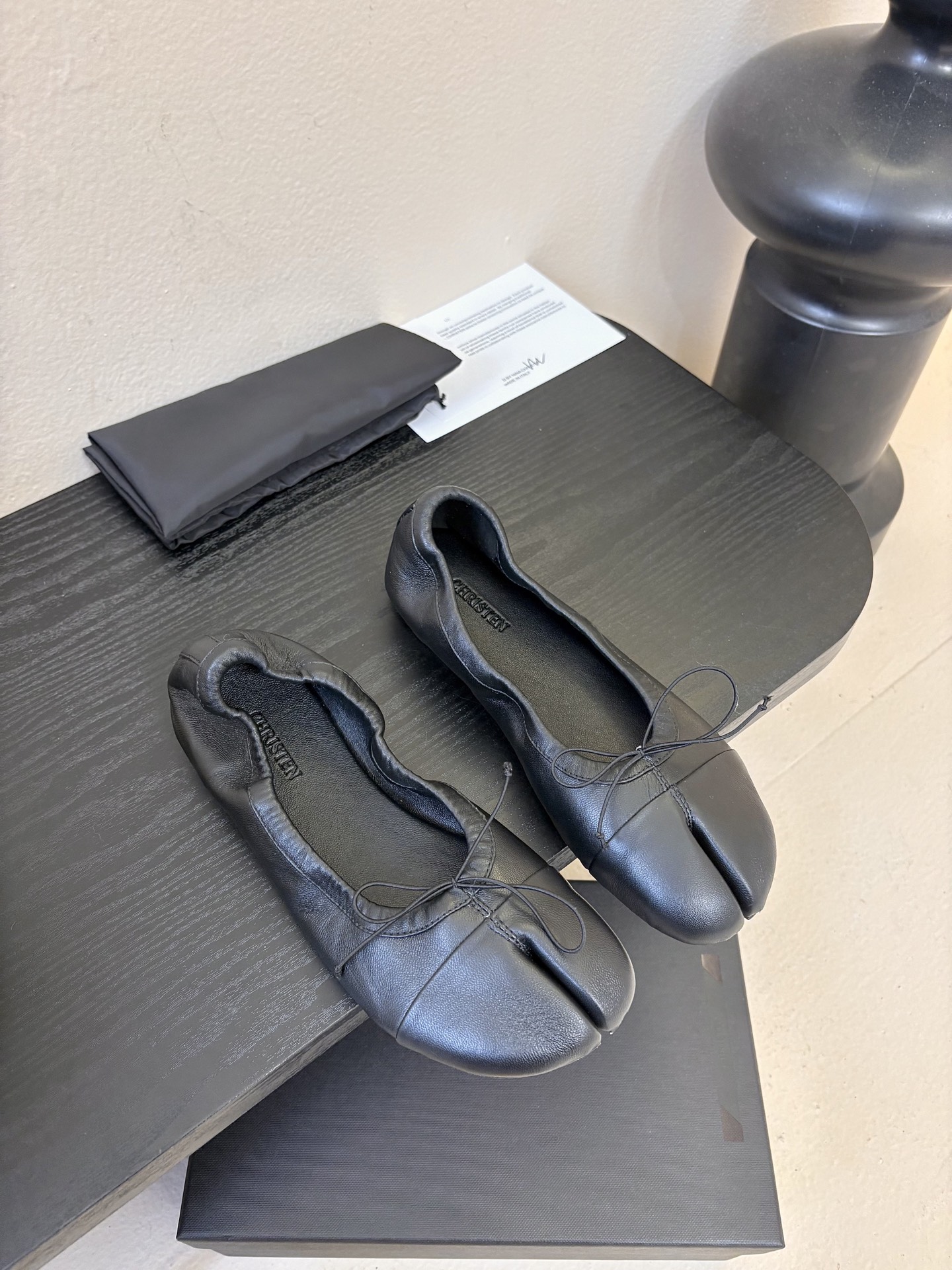 NO:668735,Christe* spring and summer new ballet flat flat toe shoes can be worn with casual wear or formal/elegant looks, and are suitable for a variety of dressing scenes. Made of high-quality leather, the shoe body is simple, Mary Jane style + back strap, with brand logo on the shoelaces, with both texture and design. Sheep leather upper, sheep lining, leather outsole Size35-40 40 customization, split toe shoes, mary jane, sheepskin, Leather soles19860909Christe*春夏新品芭蕾平底分趾单鞋 既可以配休闲装,也能搭正式/优雅造型,适配多种穿搭场景.用优质皮革,鞋身简约,玛丽珍款式+后绊带,鞋带上带有品牌标识,兼具质感与设计感. 鞋面绵羊皮 内里绵羊里 大底真皮大底 Size35-40 40定制,分趾鞋,mary jane,sheepskin,Leather soles,Women's Shoes