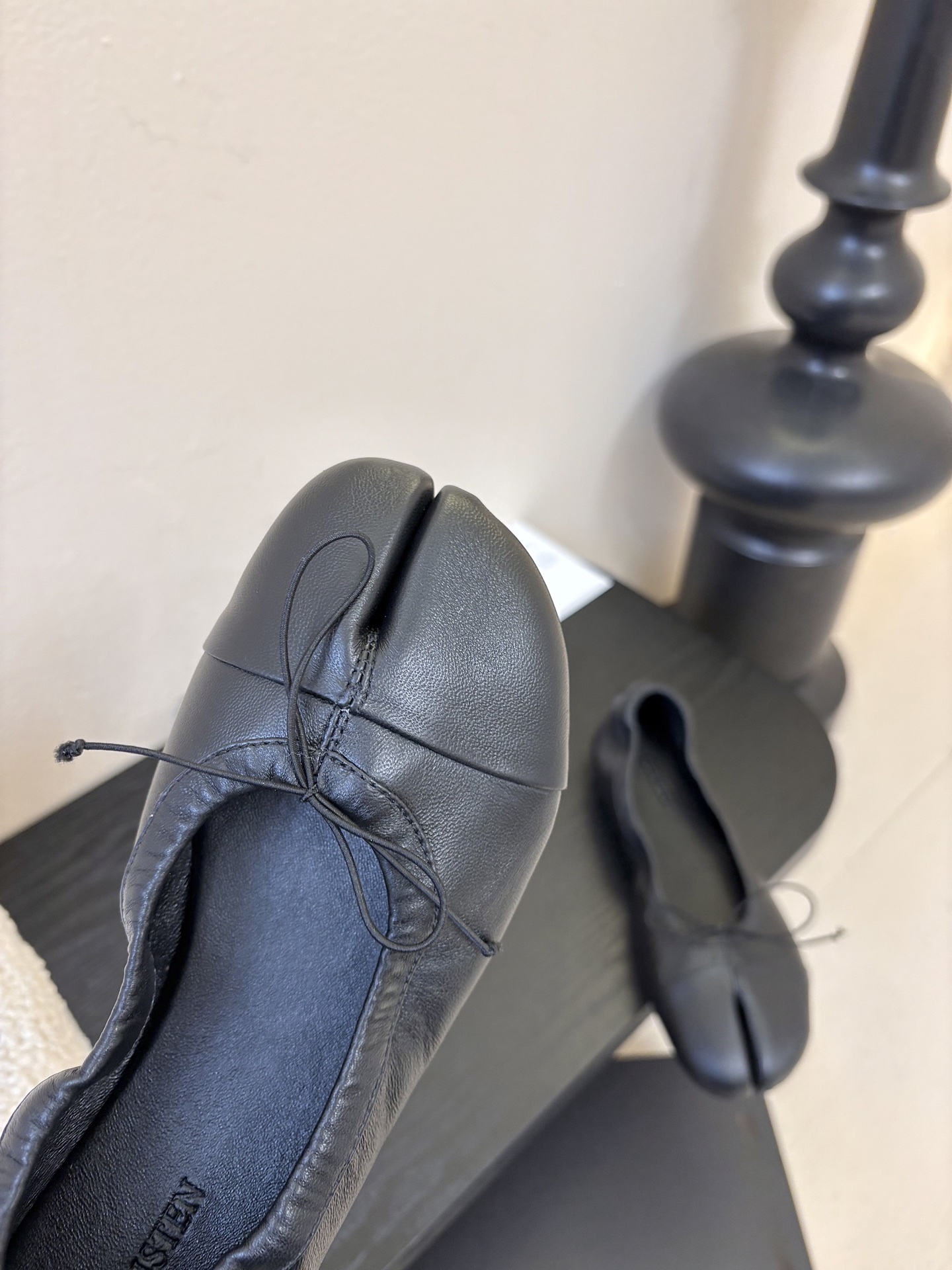 Christe*春夏新品芭蕾平底分趾单鞋既可以配休闲装，也能搭正式/优雅造型，适配多种穿搭场景。用优质皮