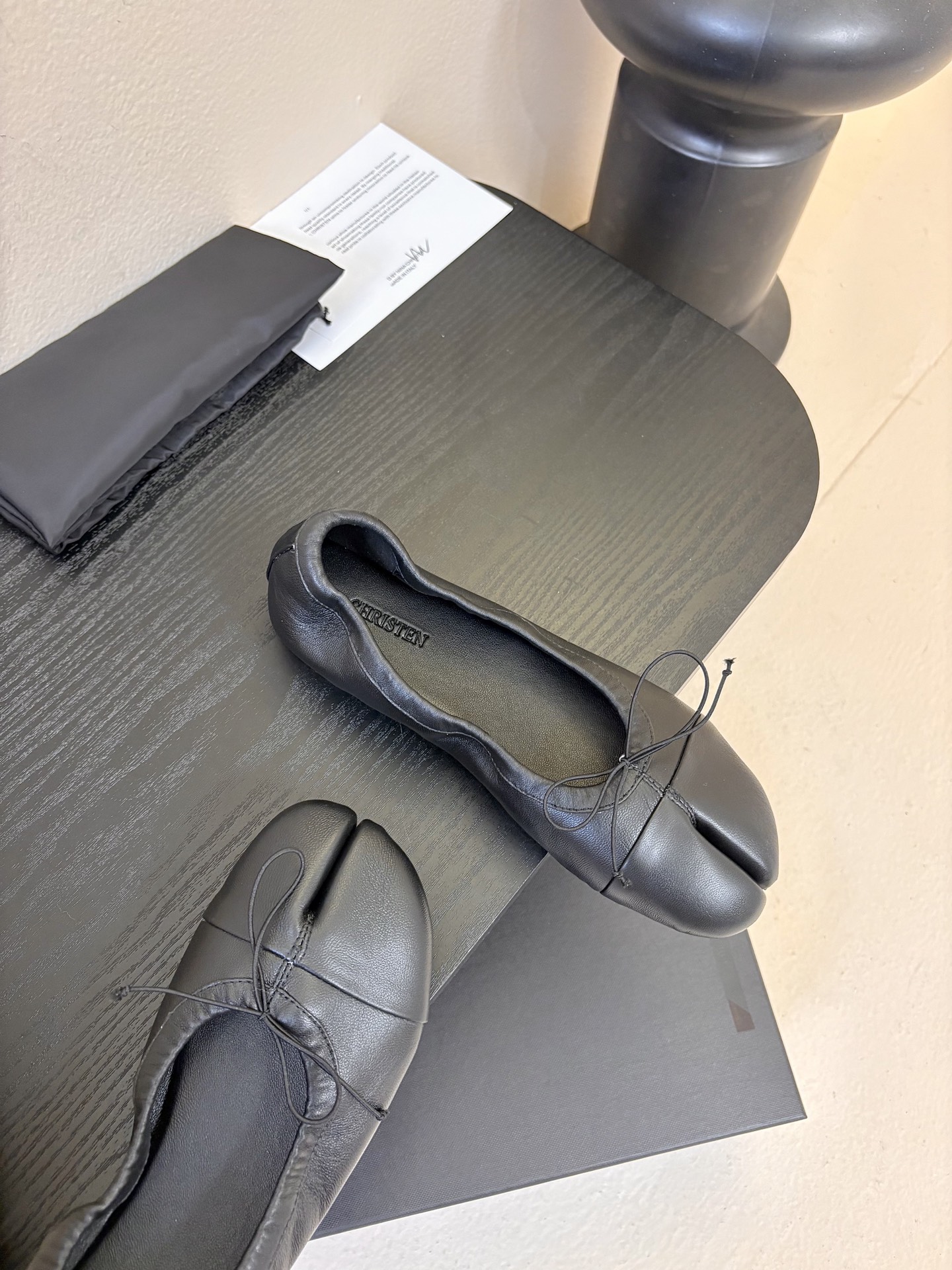 Christe*春夏新品芭蕾平底分趾单鞋既可以配休闲装，也能搭正式/优雅造型，适配多种穿搭场景。用优质皮