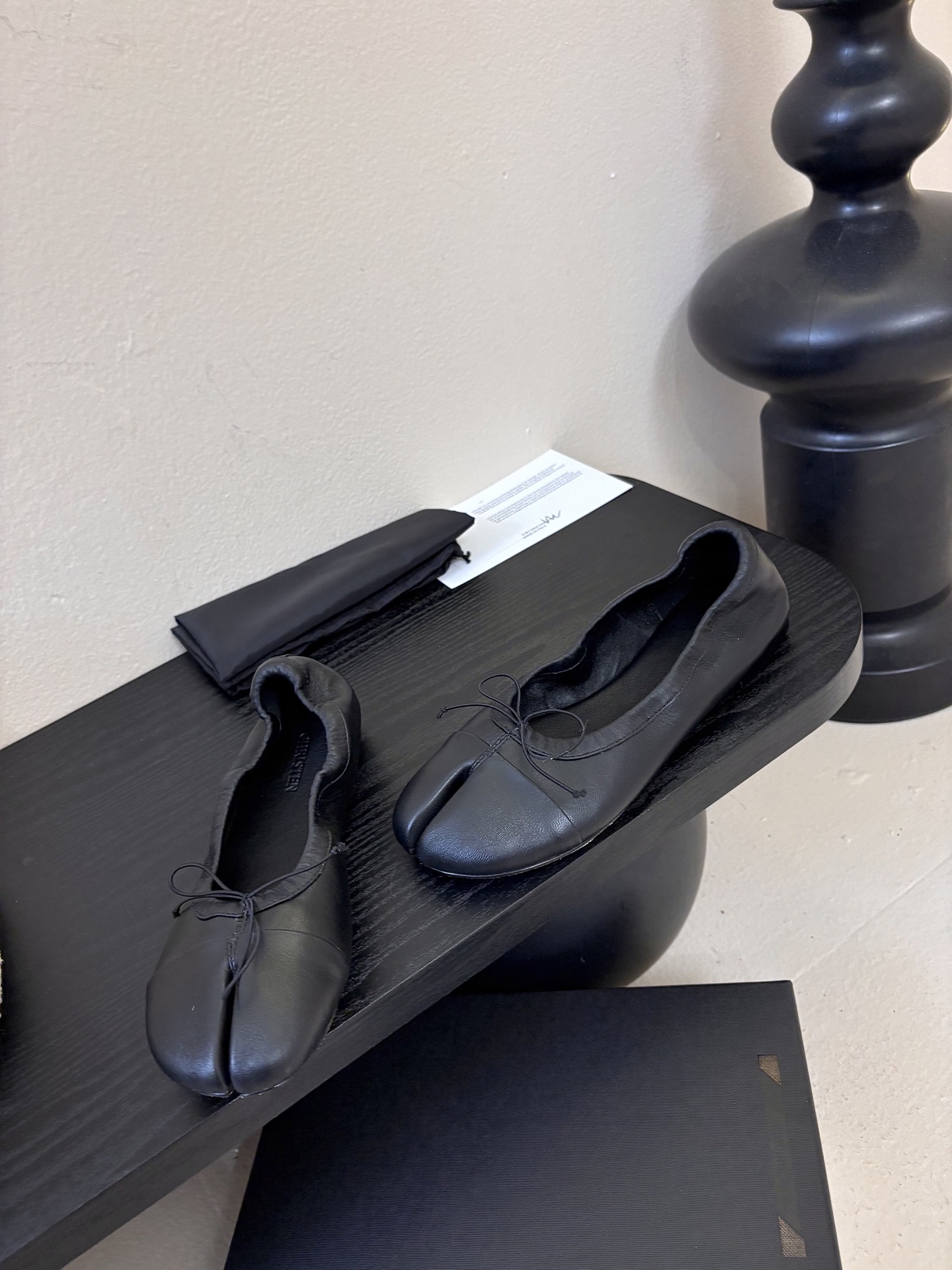 Christe*春夏新品芭蕾平底分趾单鞋既可以配休闲装，也能搭正式/优雅造型，适配多种穿搭场景。用优质皮