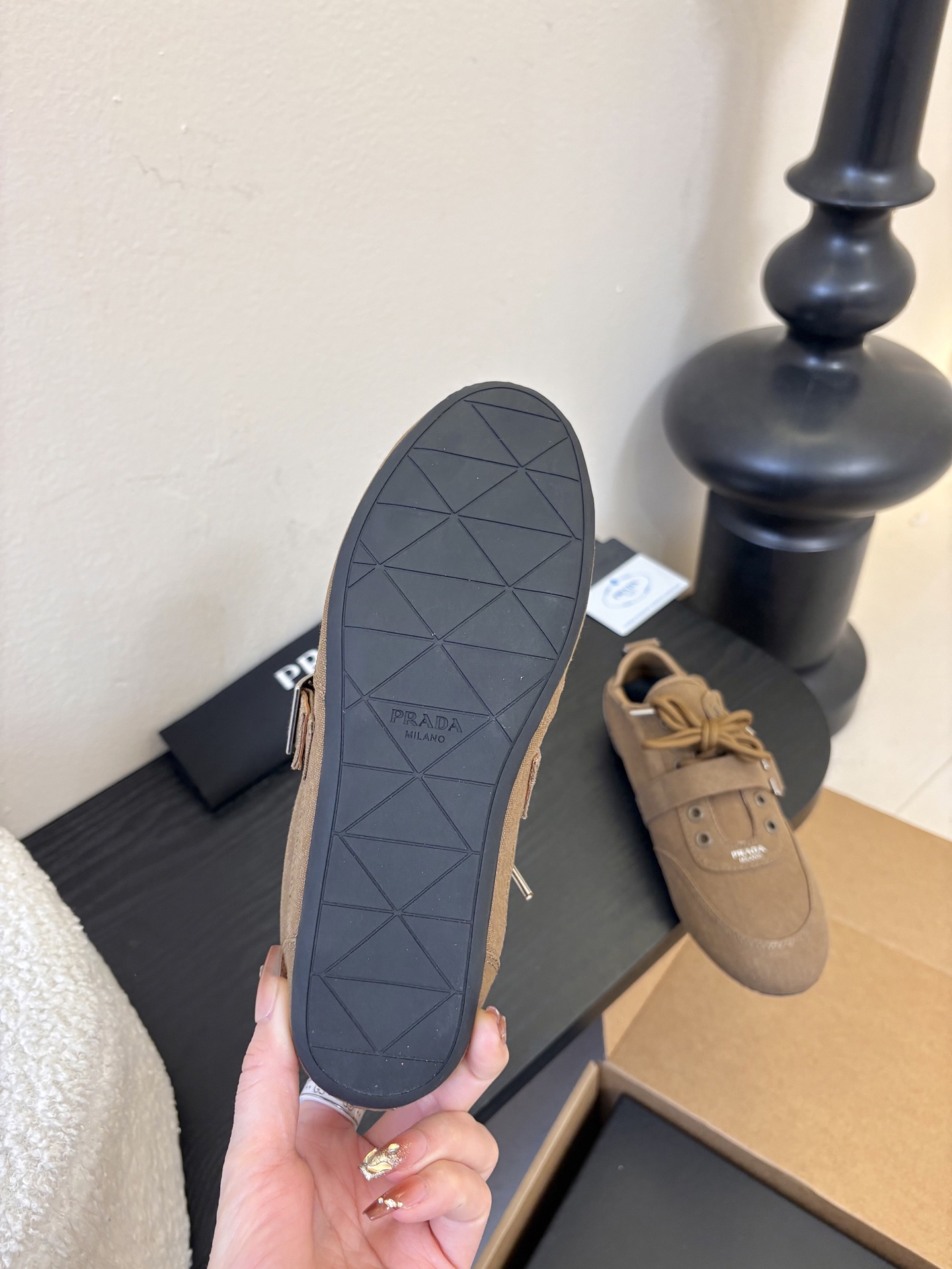 Prad**经典款运动鞋复古德训鞋休闲鞋采用复古德训鞋的低帮流线型廓形，鞋头为尖圆头设计，整体线条利落简