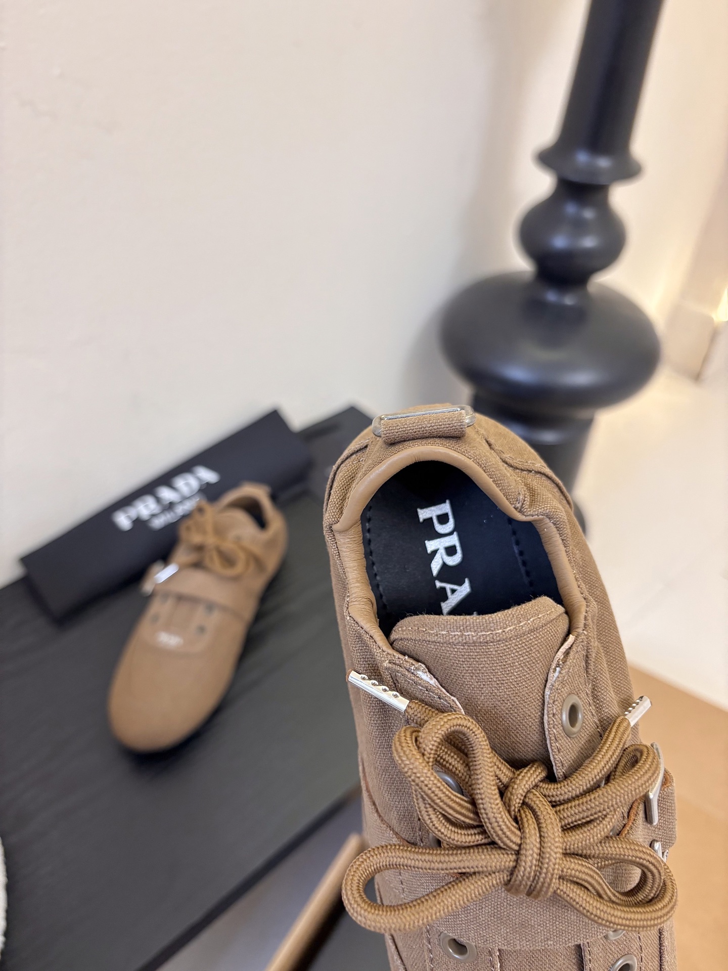 Prad**经典款运动鞋复古德训鞋休闲鞋采用复古德训鞋的低帮流线型廓形，鞋头为尖圆头设计，整体线条利落简