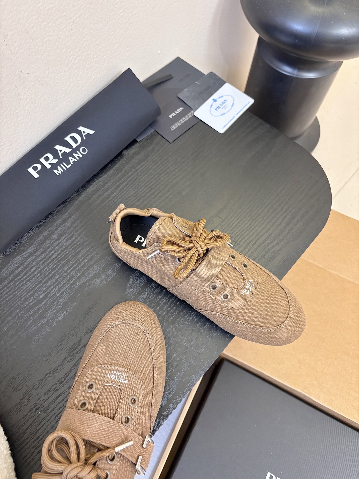 Prad**经典款运动鞋复古德训鞋休闲鞋采用复古德训鞋的低帮流线型廓形，鞋头为尖圆头设计，整体线条利落简