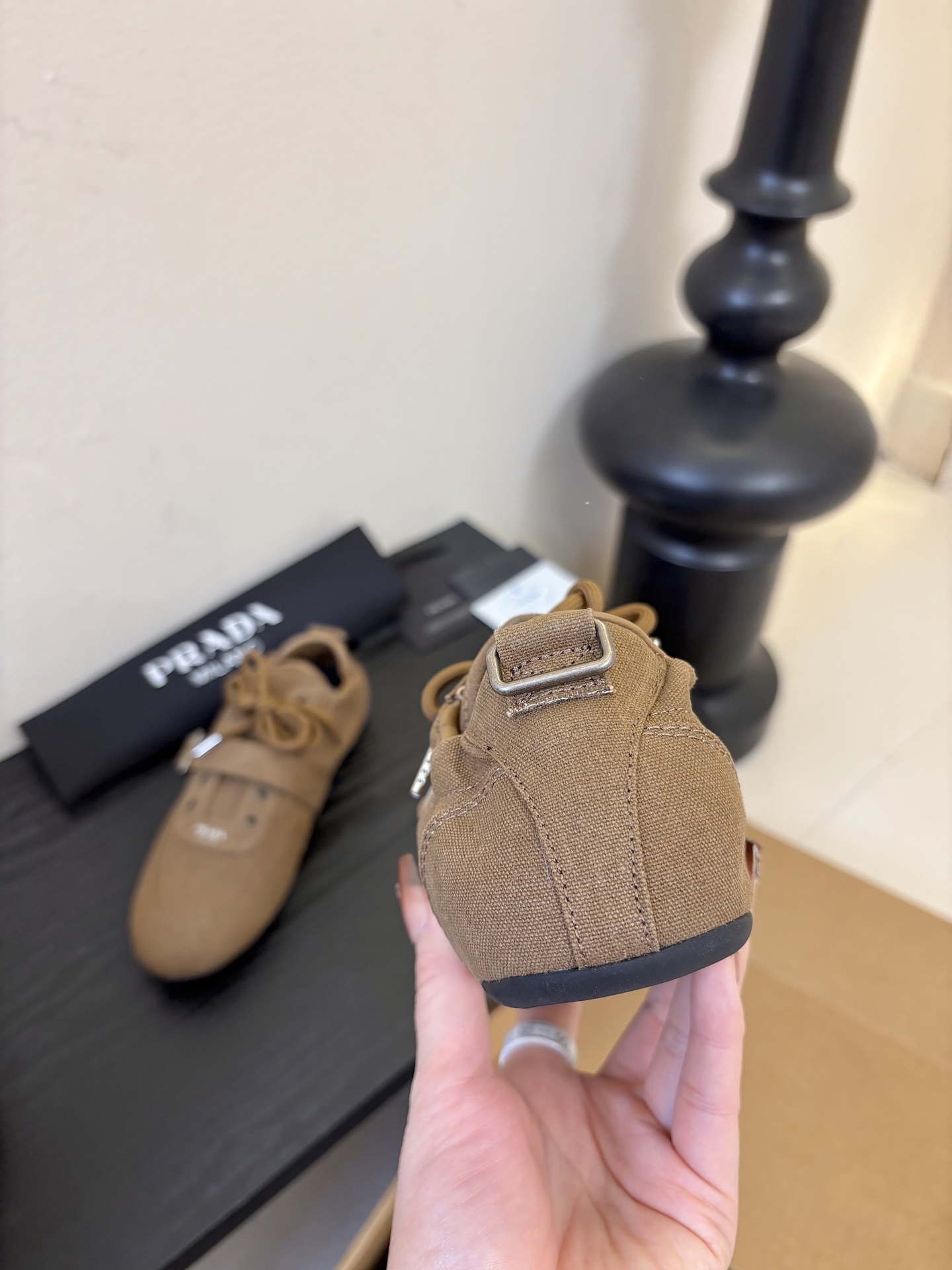 Prad**经典款运动鞋复古德训鞋休闲鞋采用复古德训鞋的低帮流线型廓形，鞋头为尖圆头设计，整体线条利落简