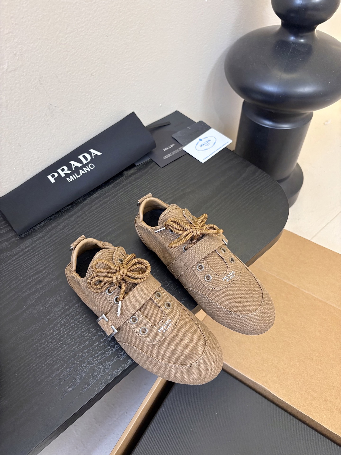 Prad**经典款运动鞋复古德训鞋休闲鞋采用复古德训鞋的低帮流线型廓形，鞋头为尖圆头设计，整体线条利落简