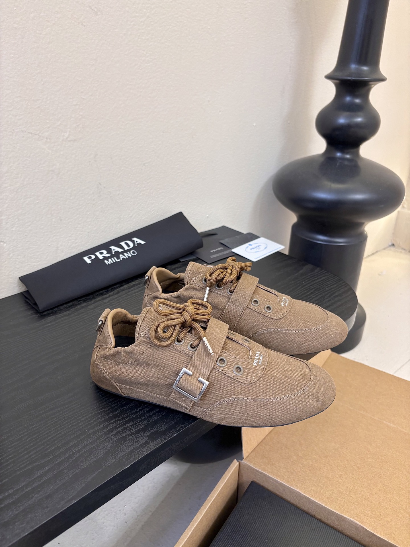 Prad**经典款运动鞋复古德训鞋休闲鞋采用复古德训鞋的低帮流线型廓形，鞋头为尖圆头设计，整体线条利落简