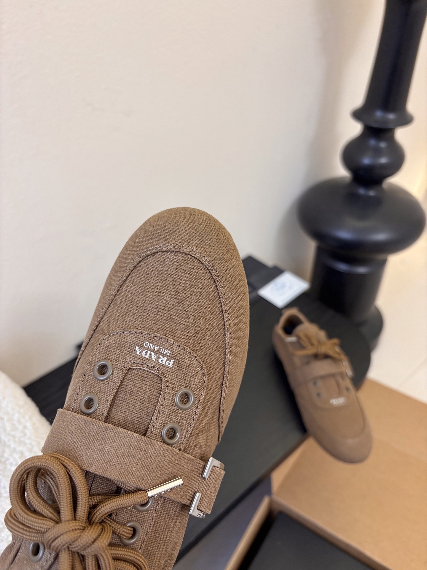 Prad**经典款运动鞋复古德训鞋休闲鞋采用复古德训鞋的低帮流线型廓形，鞋头为尖圆头设计，整体线条利落简