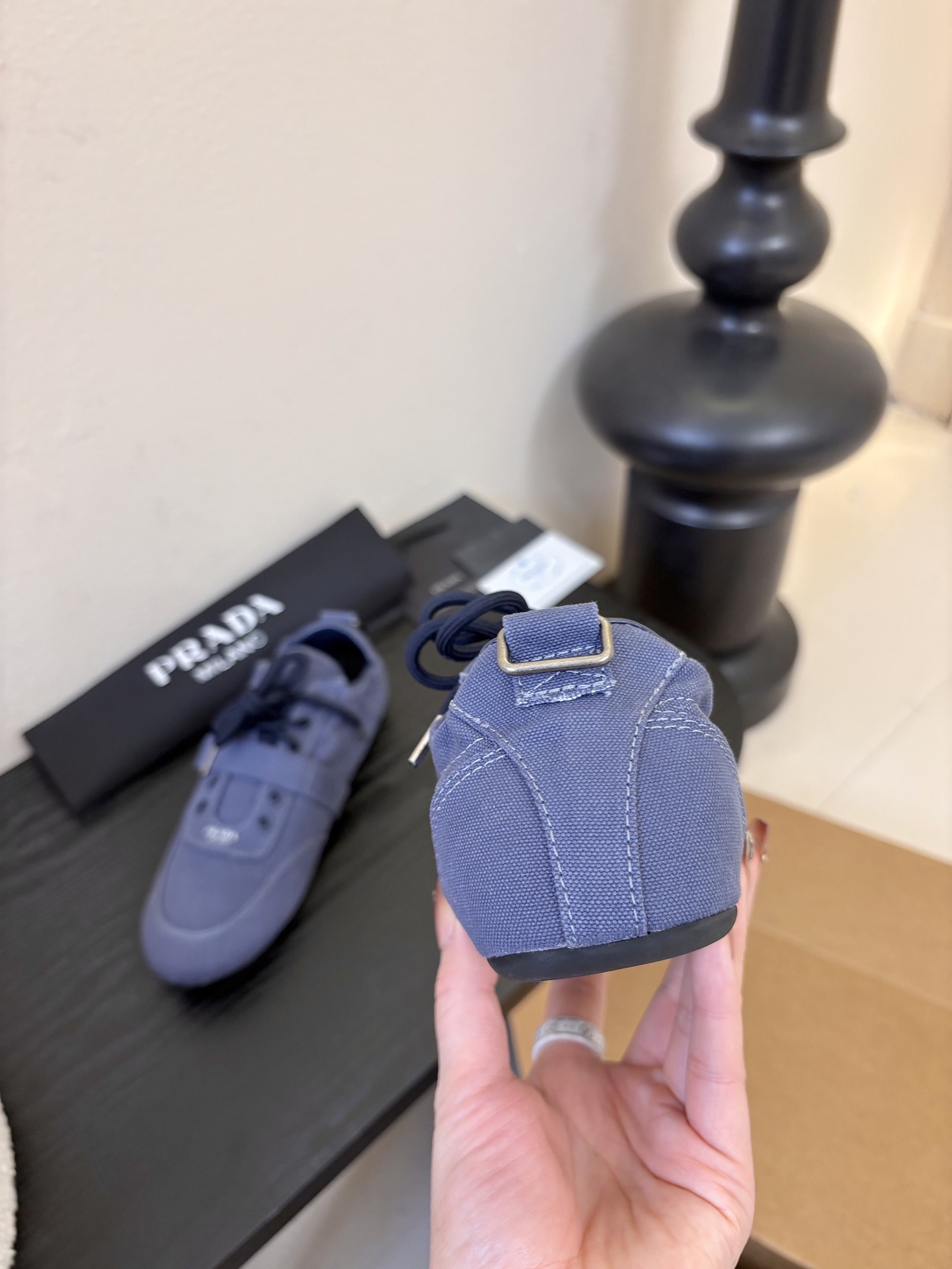 Prad**经典款运动鞋复古德训鞋休闲鞋采用复古德训鞋的低帮流线型廓形，鞋头为尖圆头设计，整体线条利落简