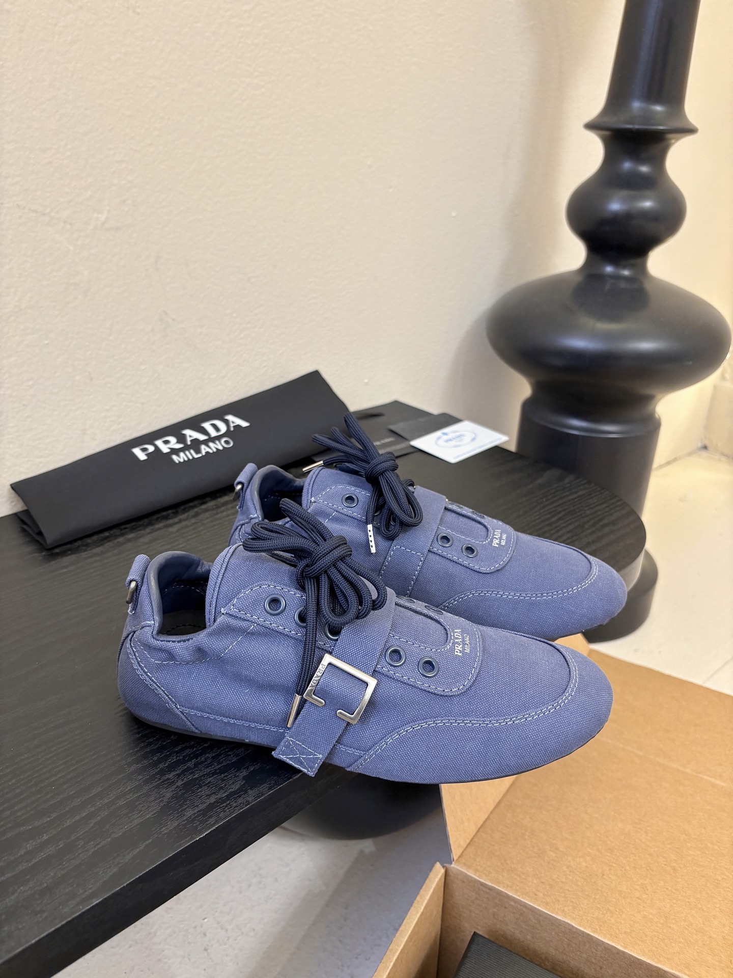 Prad**经典款运动鞋复古德训鞋休闲鞋采用复古德训鞋的低帮流线型廓形，鞋头为尖圆头设计，整体线条利落简