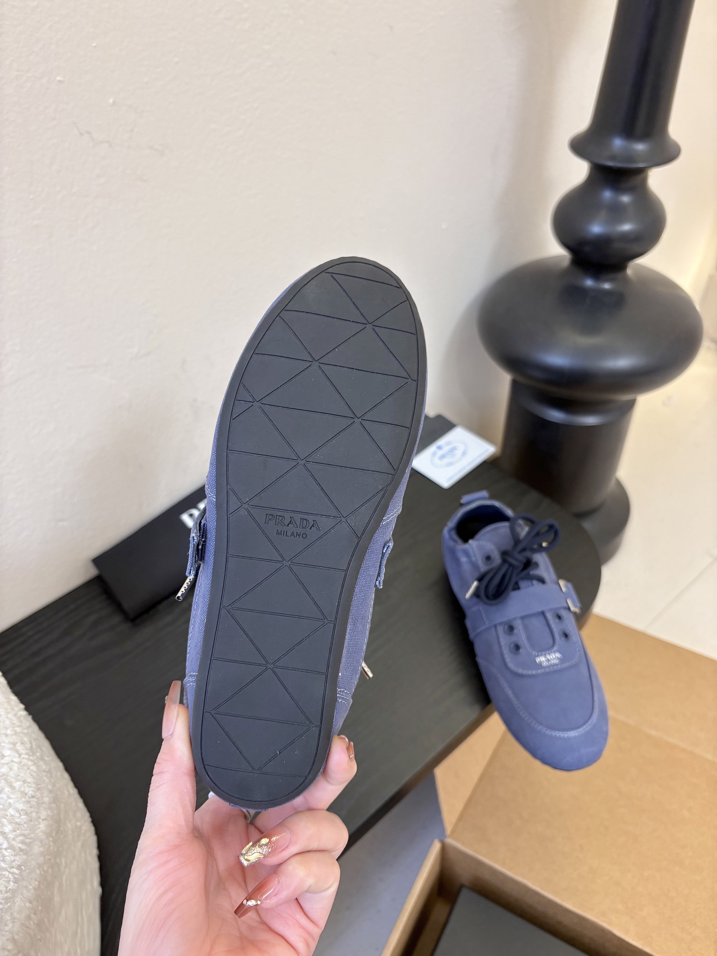 Prad**经典款运动鞋复古德训鞋休闲鞋采用复古德训鞋的低帮流线型廓形，鞋头为尖圆头设计，整体线条利落简