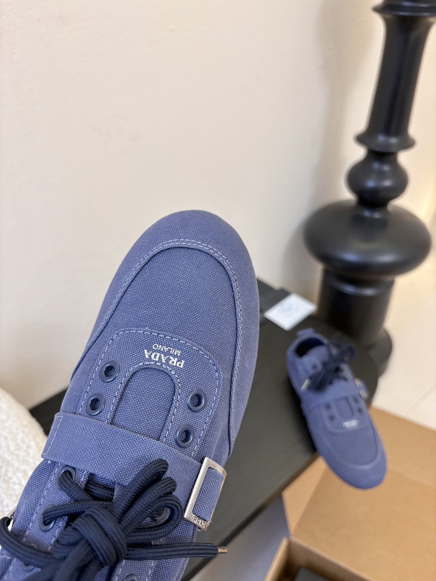 Prad**经典款运动鞋复古德训鞋休闲鞋采用复古德训鞋的低帮流线型廓形，鞋头为尖圆头设计，整体线条利落简