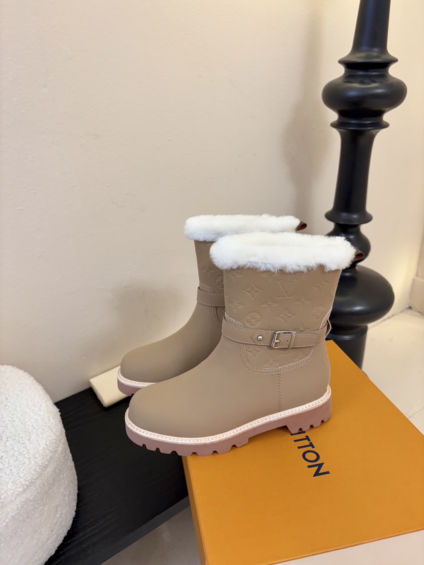 lv fw25 new arrival-～lv 25秋冬皮毛一体靴子鞋面是磨砂牛皮，质地细腻，质感超好！