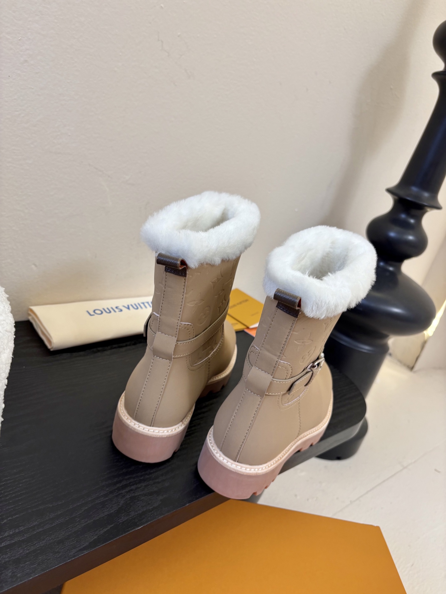 lv fw25 new arrival-～lv 25秋冬皮毛一体靴子鞋面是磨砂牛皮，质地细腻，质感超好！