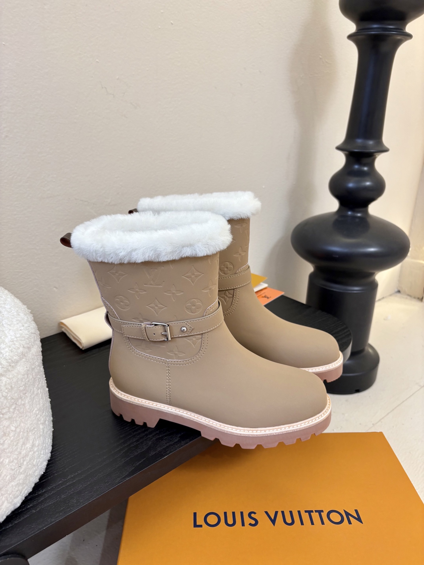 lv fw25 new arrival-～lv 25秋冬皮毛一体靴子鞋面是磨砂牛皮，质地细腻，质感超好！