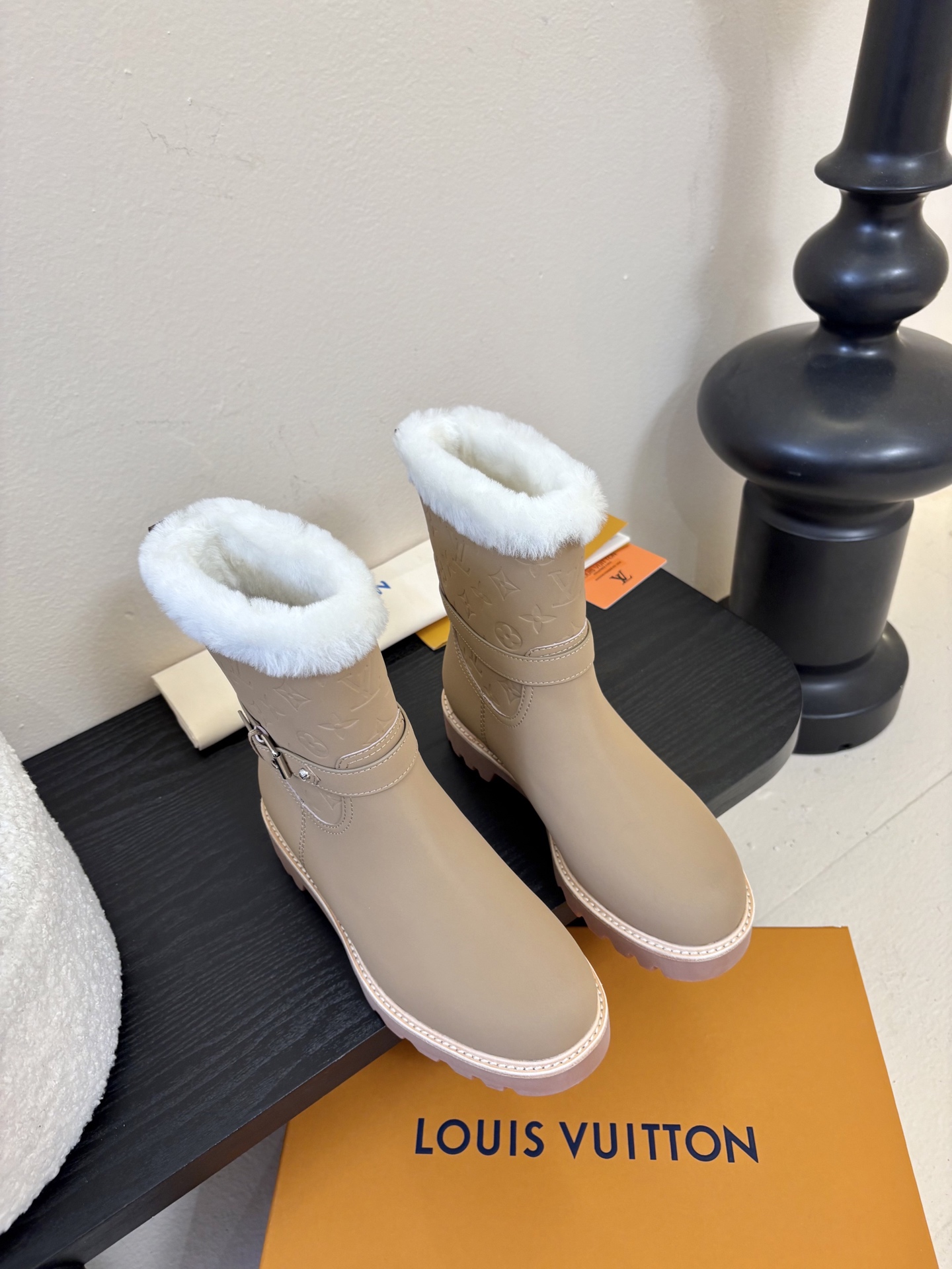 lv fw25 new arrival-～lv 25秋冬皮毛一体靴子鞋面是磨砂牛皮，质地细腻，质感超好！