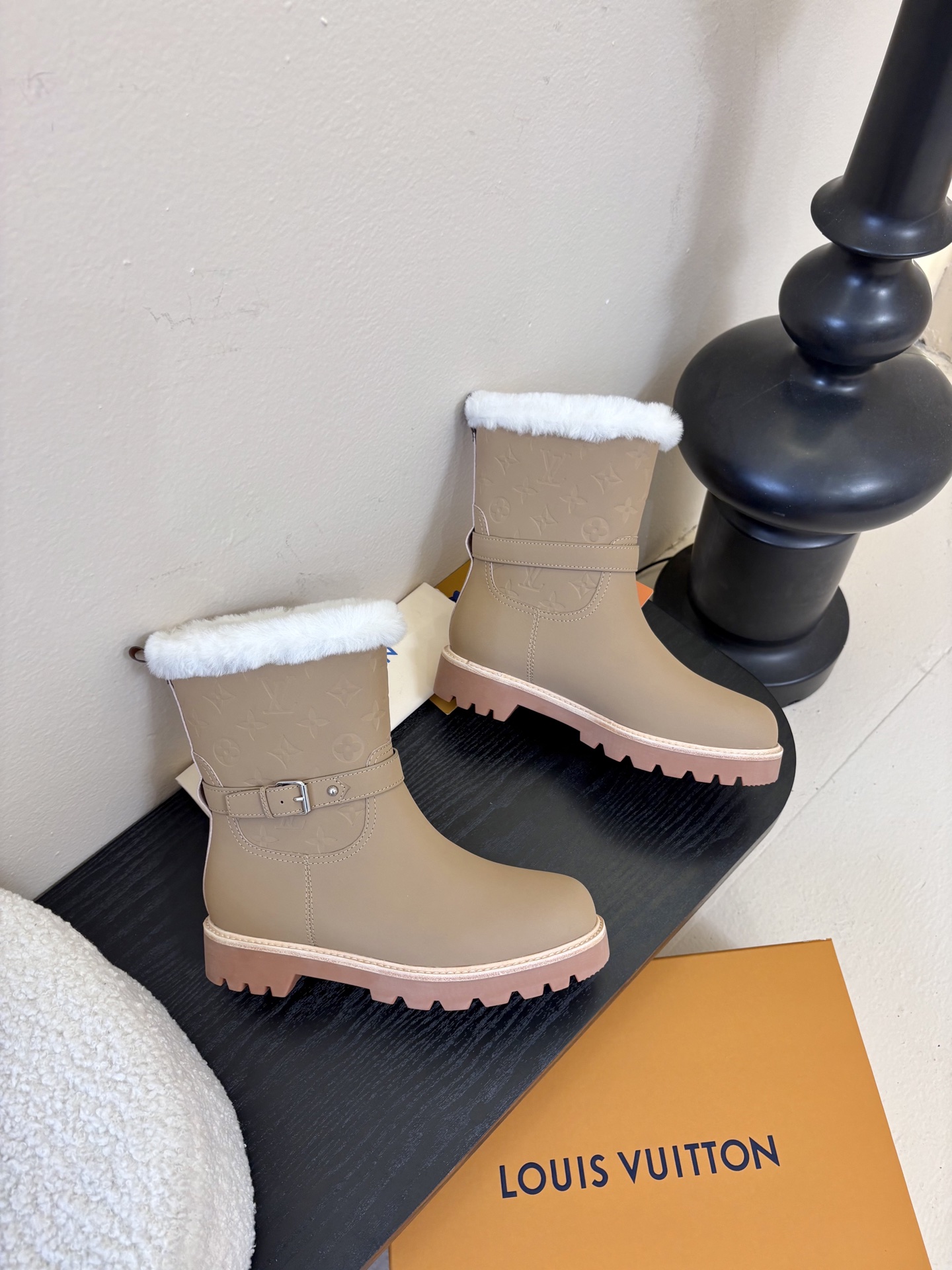 lv fw25 new arrival-～lv 25秋冬皮毛一体靴子鞋面是磨砂牛皮，质地细腻，质感超好！