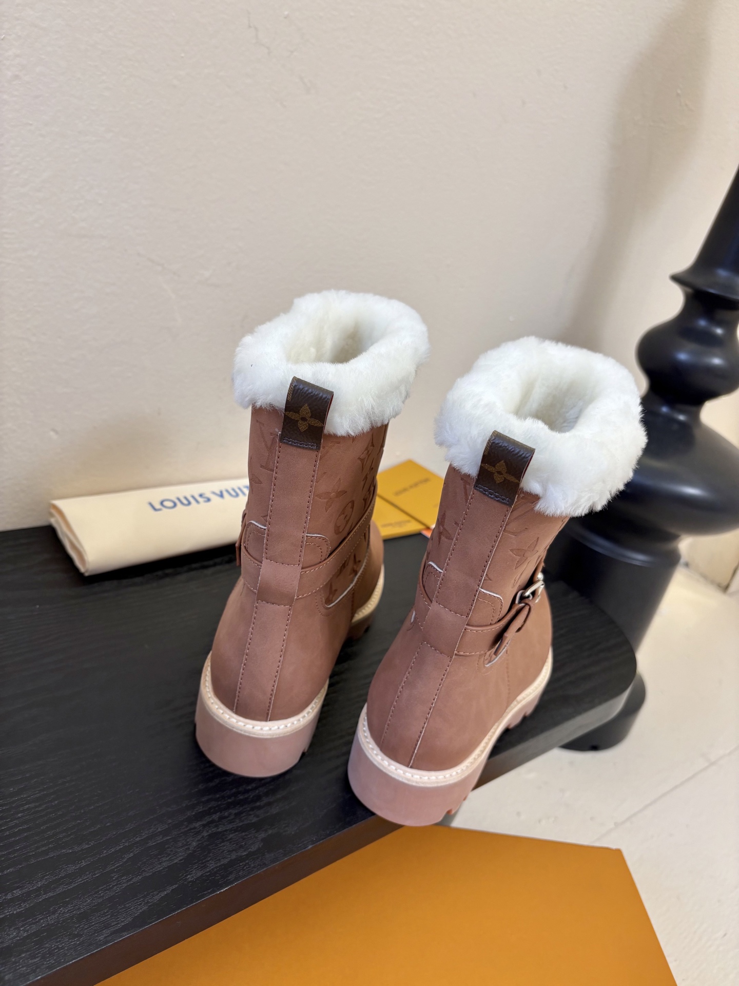 lv fw25 new arrival-～lv 25秋冬皮毛一体靴子鞋面是磨砂牛皮，质地细腻，质感超好！