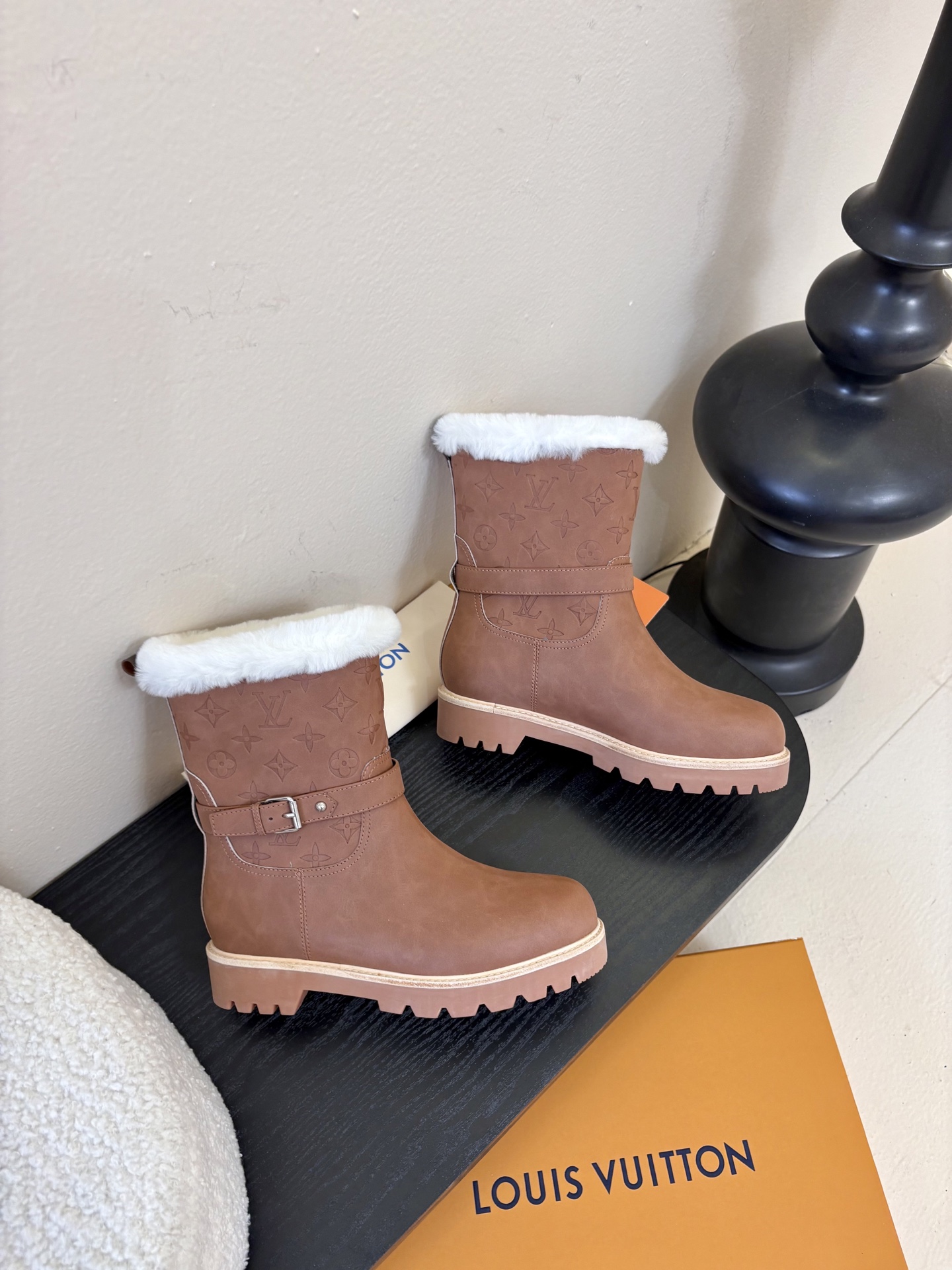 lv fw25 new arrival-～lv 25秋冬皮毛一体靴子鞋面是磨砂牛皮，质地细腻，质感超好！