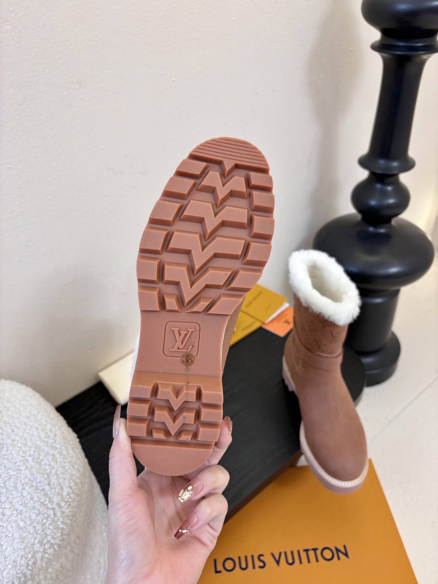 lv fw25 new arrival-～lv 25秋冬皮毛一体靴子鞋面是磨砂牛皮，质地细腻，质感超好！