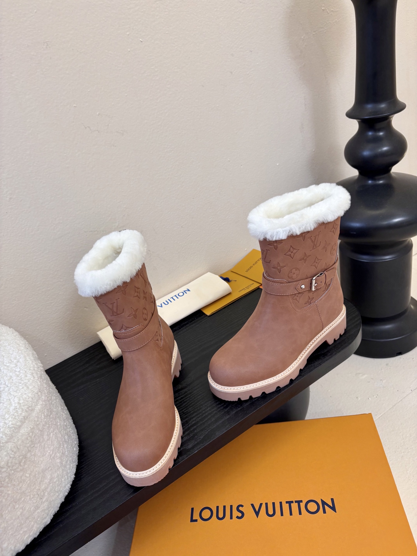 lv fw25 new arrival-～lv 25秋冬皮毛一体靴子鞋面是磨砂牛皮，质地细腻，质感超好！