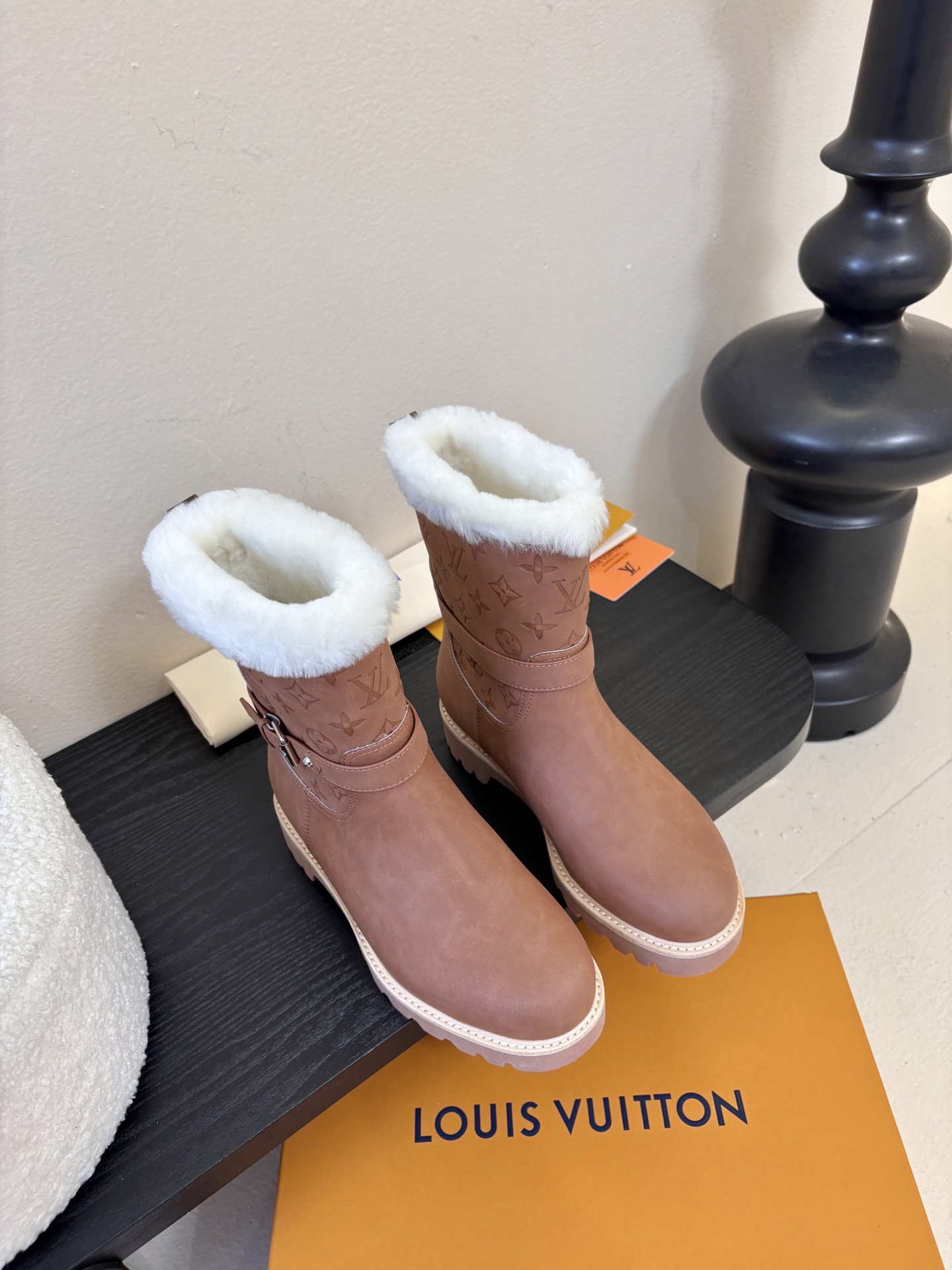 lv fw25 new arrival-～lv 25秋冬皮毛一体靴子鞋面是磨砂牛皮，质地细腻，质感超好！