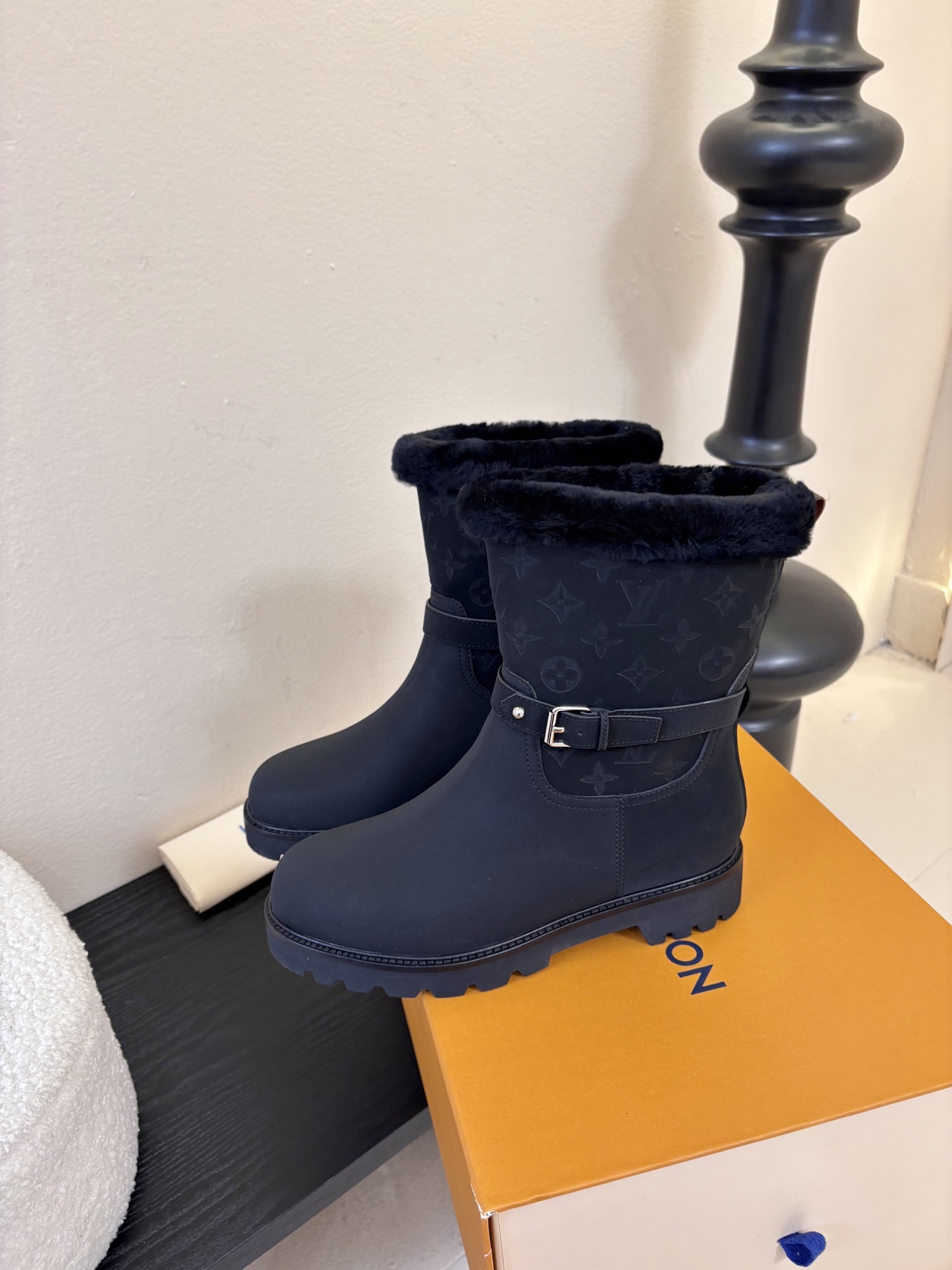 lv fw25 new arrival-～lv 25秋冬皮毛一体靴子鞋面是磨砂牛皮，质地细腻，质感超好！