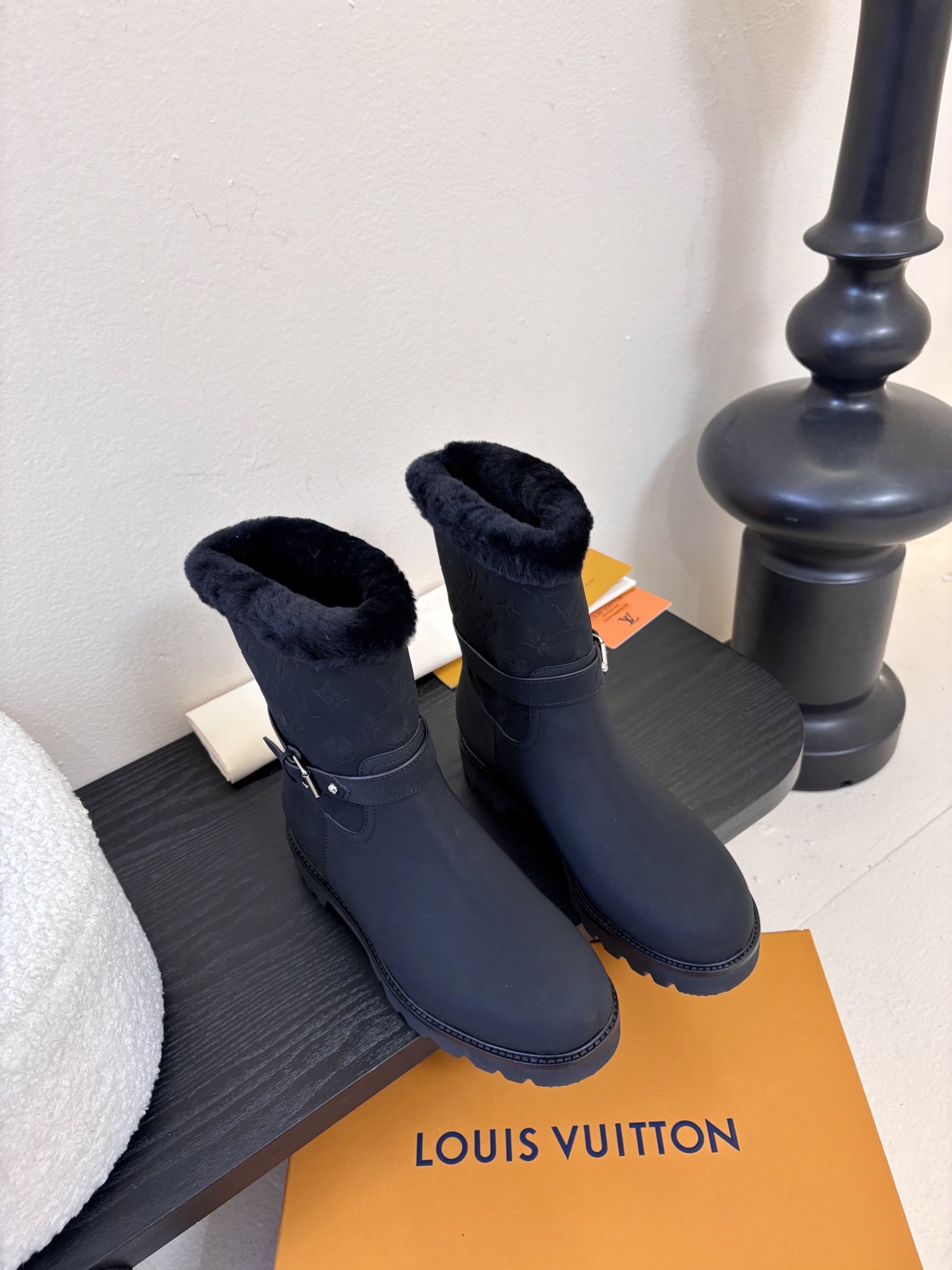 NO:668733,lv fw25 new arrival-～ lv 25 autumn and winter fur integrated boots. The upper is made of frosted cowhide, with fine texture and super good texture!  The boots are embossed with presbyopia, which is very nice, and the lining is made of one piece of fur!  Not picky about foot shape, warm in winter size 35-41, snow boots, louis vuitton, boots, cowhide19860909lv fw25 new arrival-～ lv 25秋冬皮毛一体靴子 鞋面是磨砂牛皮,质地细腻,质感超好！ 靴筒压印老花、很是好看 内里皮毛一体材质！ 不挑脚型,温暖过冬 size 35-41,雪地靴,louis vuitton,boots,cowhide,Women's Shoes