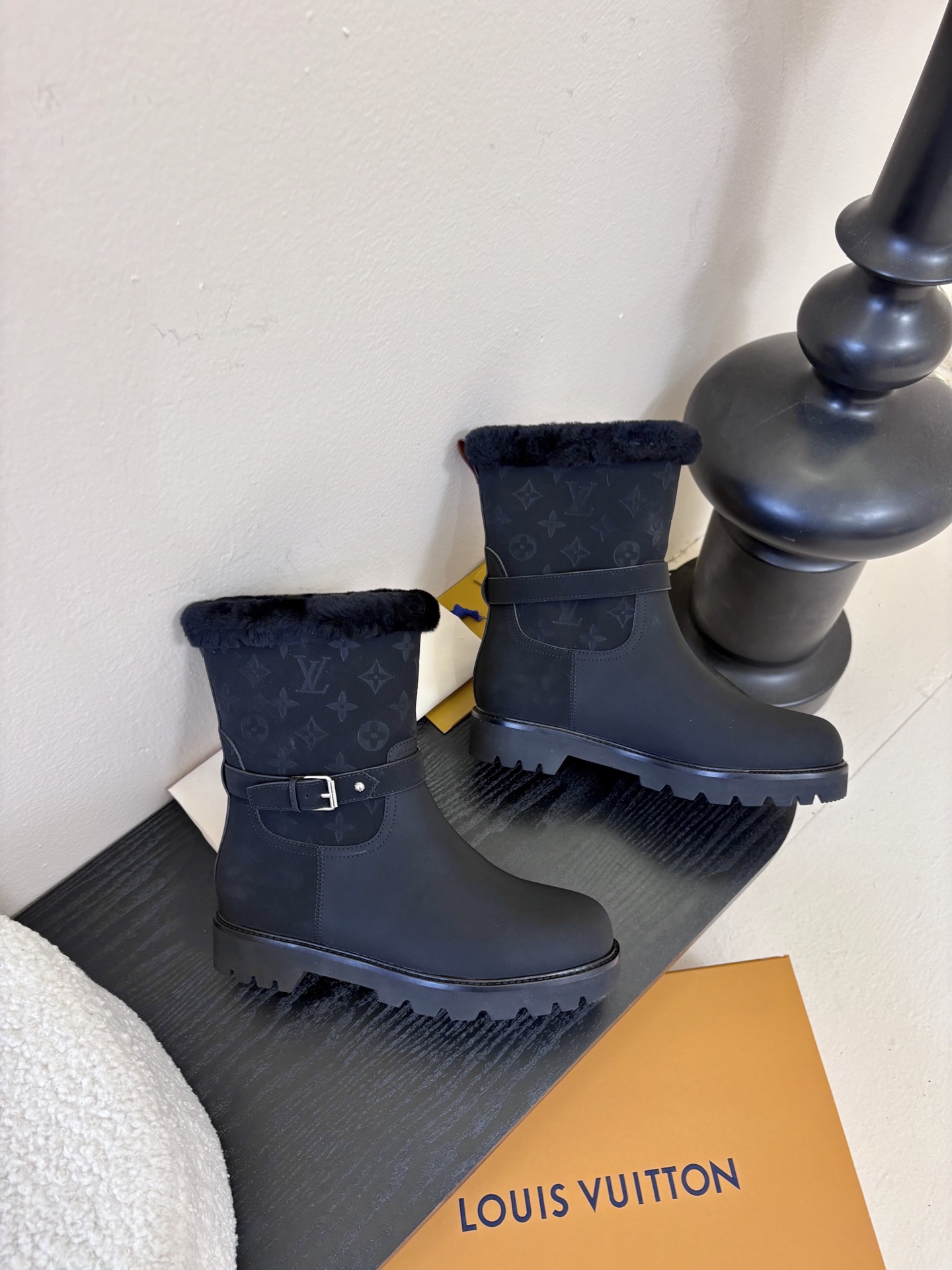 lv fw25 new arrival-～lv 25秋冬皮毛一体靴子鞋面是磨砂牛皮，质地细腻，质感超好！