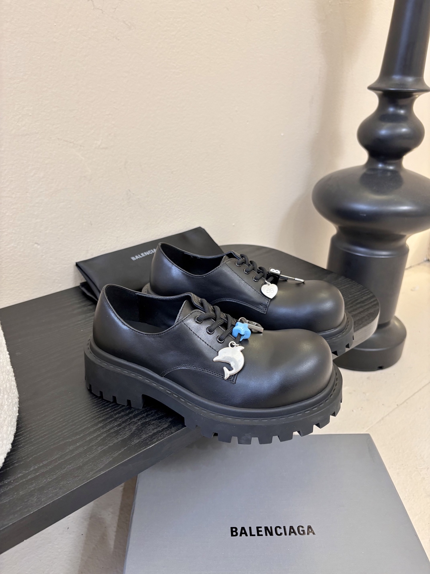 巴黎世家Balenciaga26Hummer挂饰大头德比鞋以其独特的魅力脱颖而出，鞋子上那典型的硬件效果