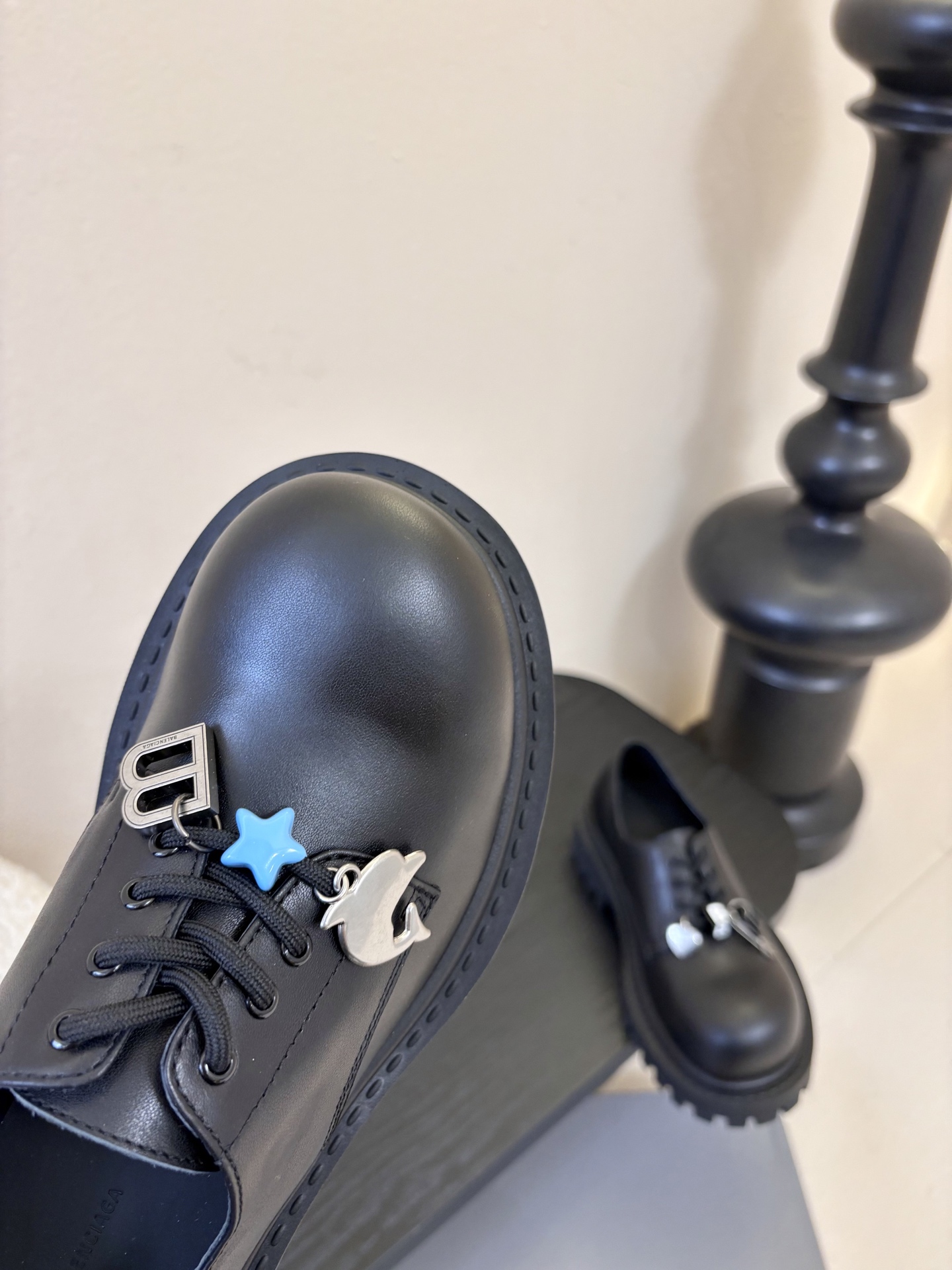 巴黎世家Balenciaga26Hummer挂饰大头德比鞋以其独特的魅力脱颖而出，鞋子上那典型的硬件效果