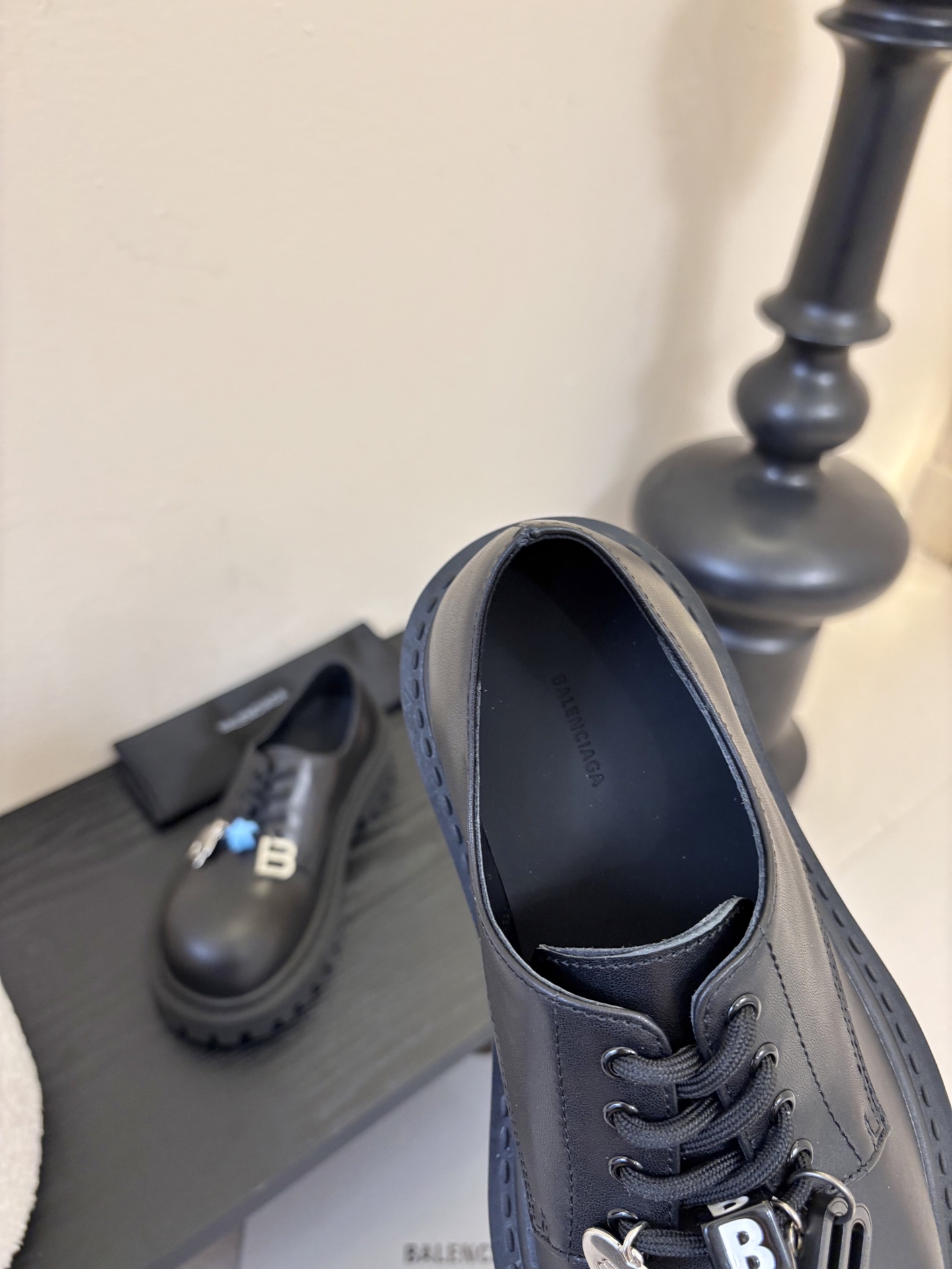 巴黎世家Balenciaga26Hummer挂饰大头德比鞋以其独特的魅力脱颖而出，鞋子上那典型的硬件效果