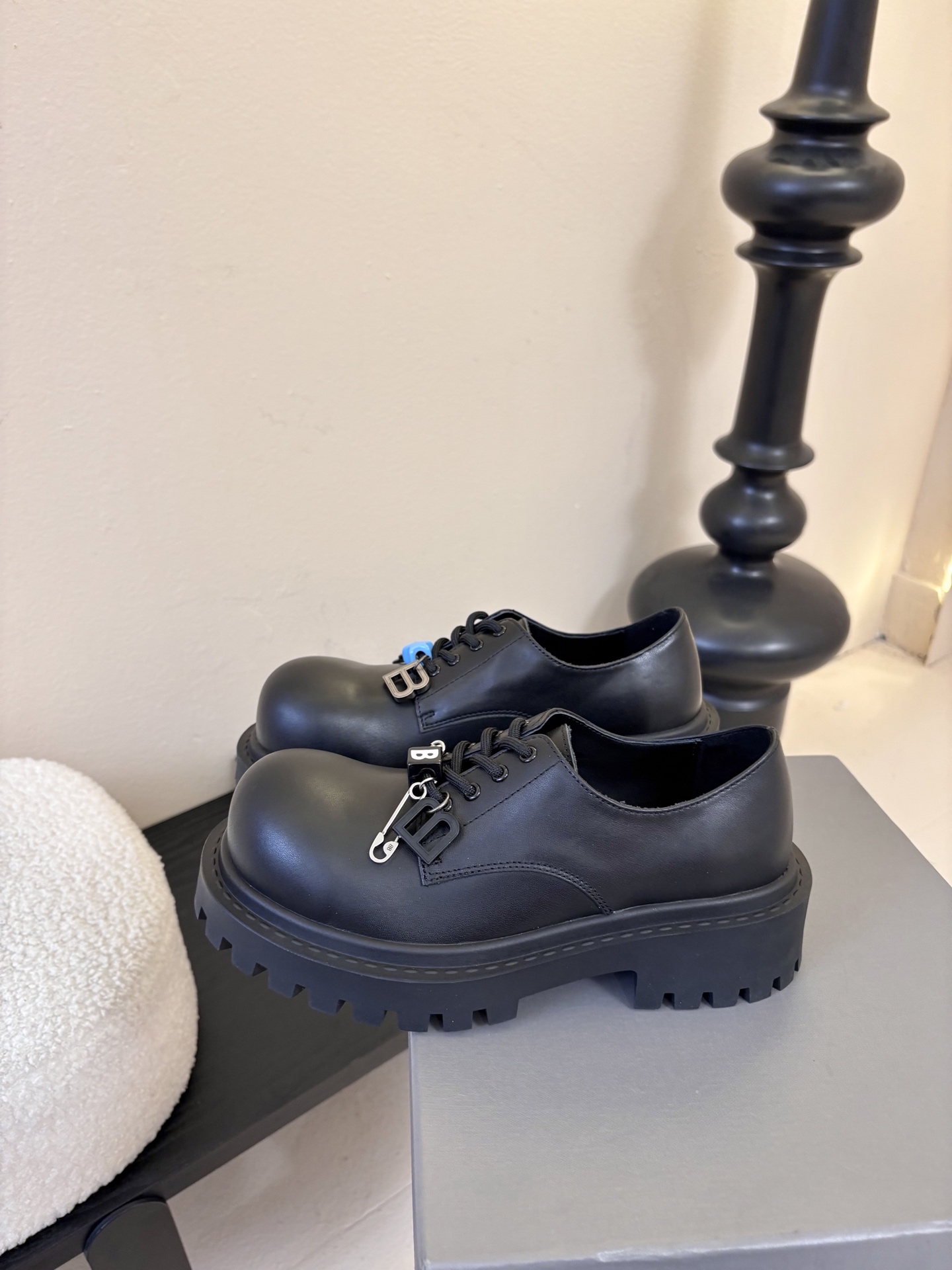 巴黎世家Balenciaga26Hummer挂饰大头德比鞋以其独特的魅力脱颖而出，鞋子上那典型的硬件效果