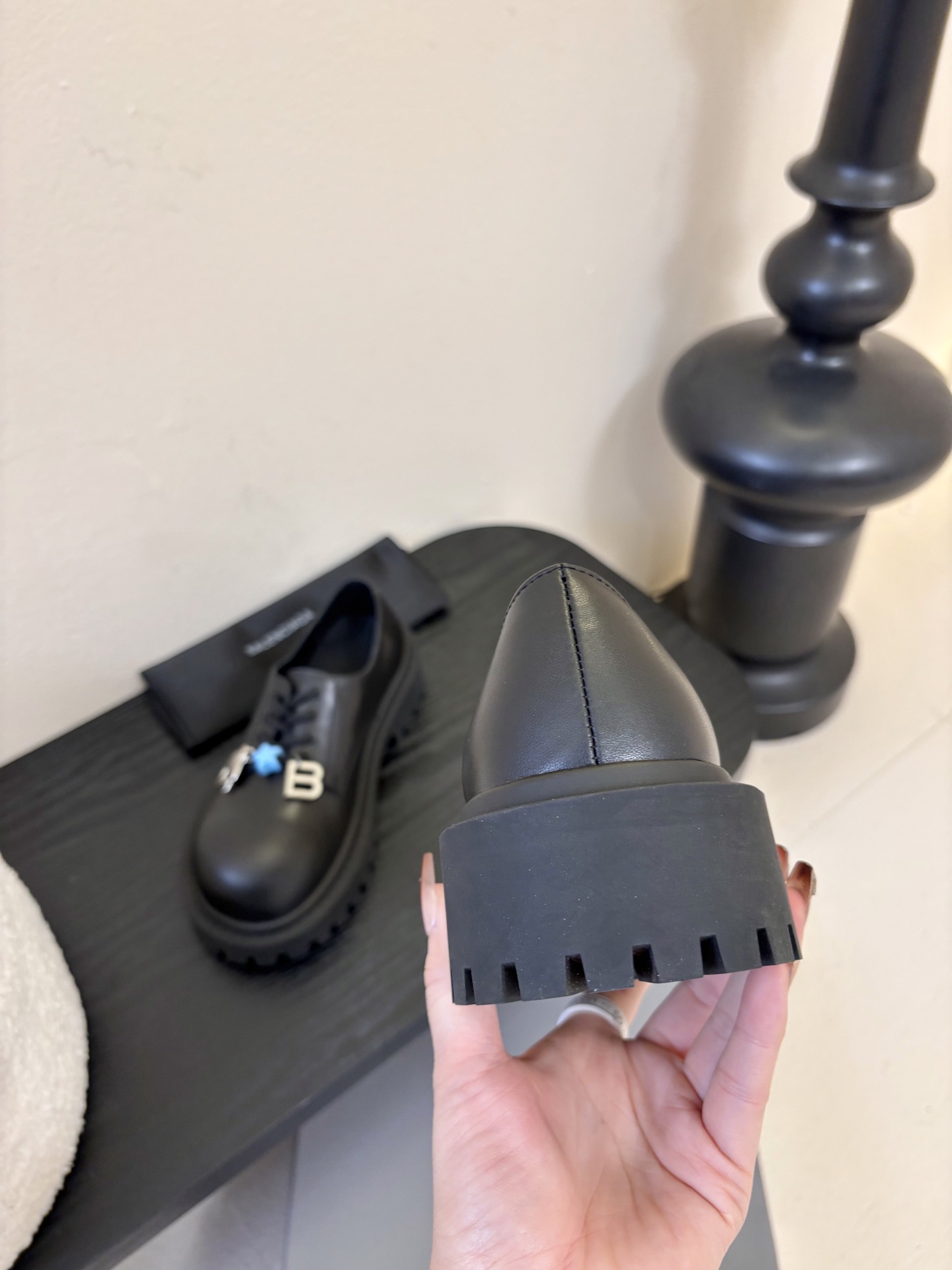 巴黎世家Balenciaga26Hummer挂饰大头德比鞋以其独特的魅力脱颖而出，鞋子上那典型的硬件效果