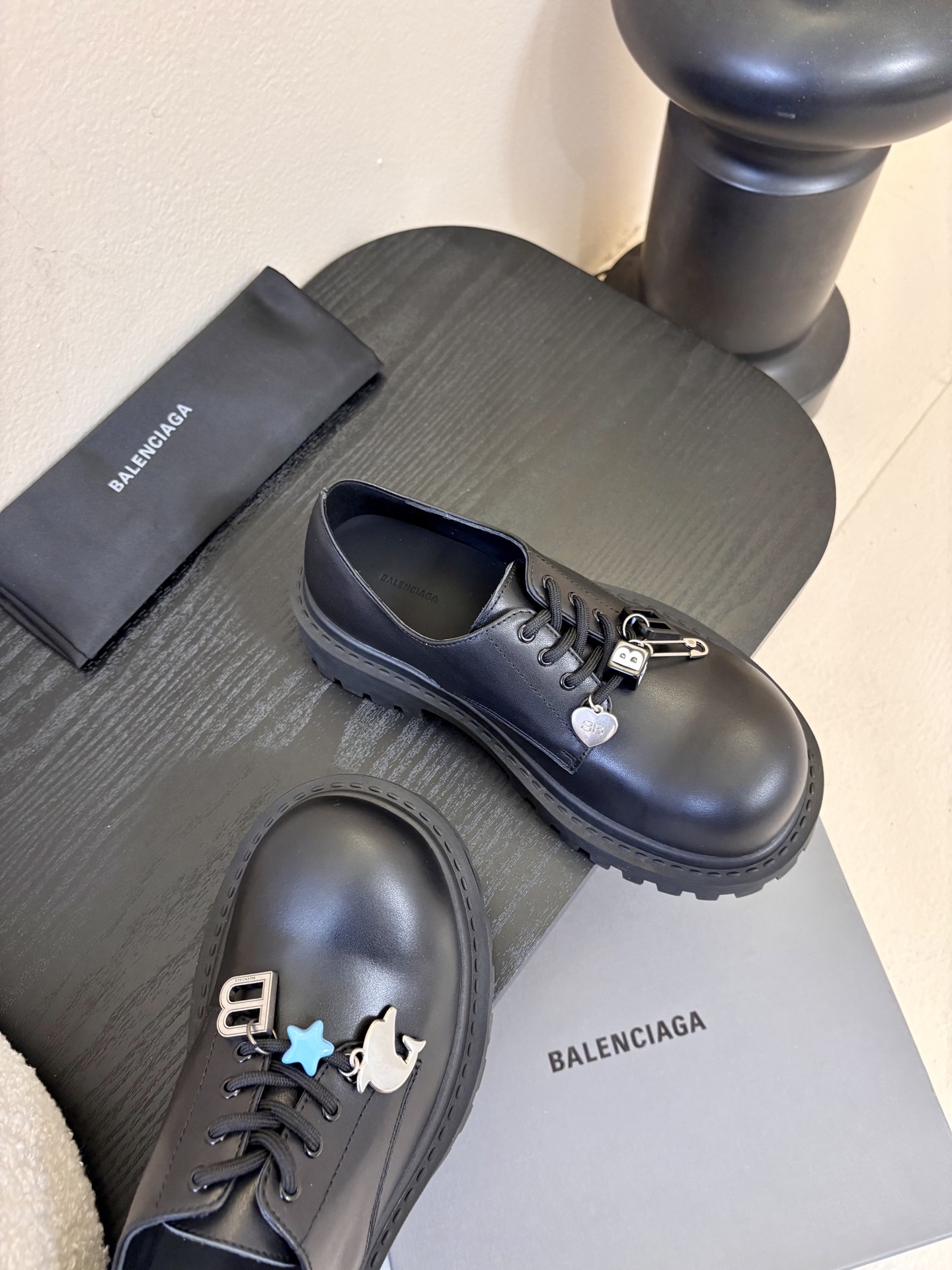 巴黎世家Balenciaga26Hummer挂饰大头德比鞋以其独特的魅力脱颖而出，鞋子上那典型的硬件效果