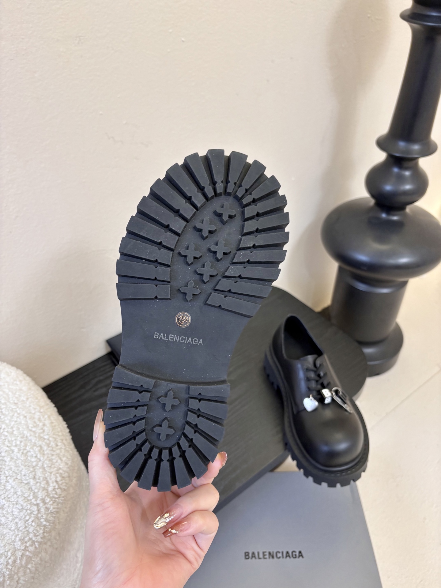 巴黎世家Balenciaga26Hummer挂饰大头德比鞋以其独特的魅力脱颖而出，鞋子上那典型的硬件效果