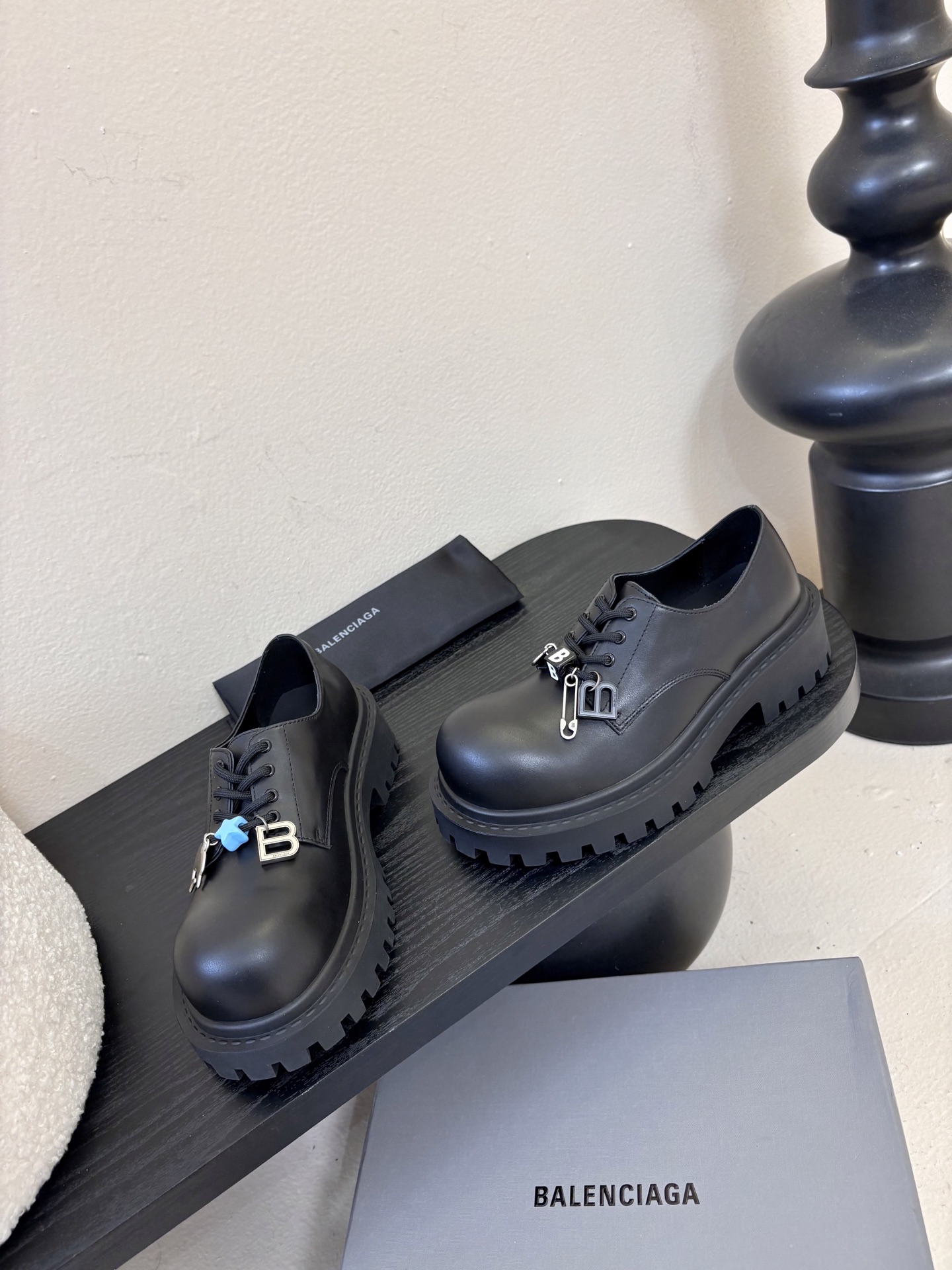 巴黎世家Balenciaga26Hummer挂饰大头德比鞋以其独特的魅力脱颖而出，鞋子上那典型的硬件效果