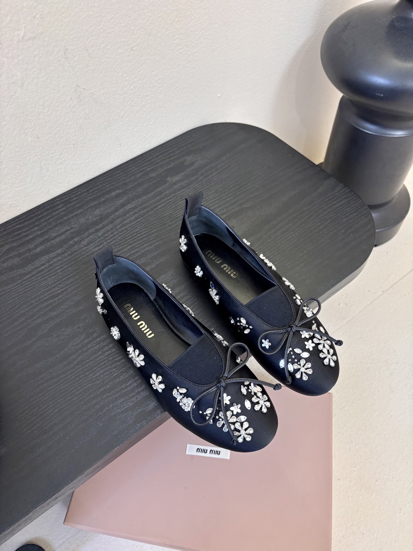 NO:669695,Miu Miu Mary Jane shoes for women, bow-deco satin ballet exclusive high version. Miu Miu's new flat ballet shoes are developed. The original version is a flash sale on the market. Miu is really too girly!  Super soft and glutinous, you can drink it if you like!  Upper imported silk, size 35-39 (40/41 customized, non-returnable and non-exchangeable) soles original leather soles, ballet shoes, miumiu, mary jane, real silk19860909Miu Miu 缪缪玛丽珍单鞋女士蝴蝶结装饰缎面芭蕾舞独家高版 Miu Miu新款平底芭蕾舞鞋开发 原版秒杀市面版本 Miu真的太少女啦！超级软糯 喜欢可以冲了！ 鞋面进口真丝 码数35-39（40/41定制不退不换） 鞋底原版真皮鞋底,芭蕾舞鞋,miumiu,mary jane,real silk,Women's Shoes