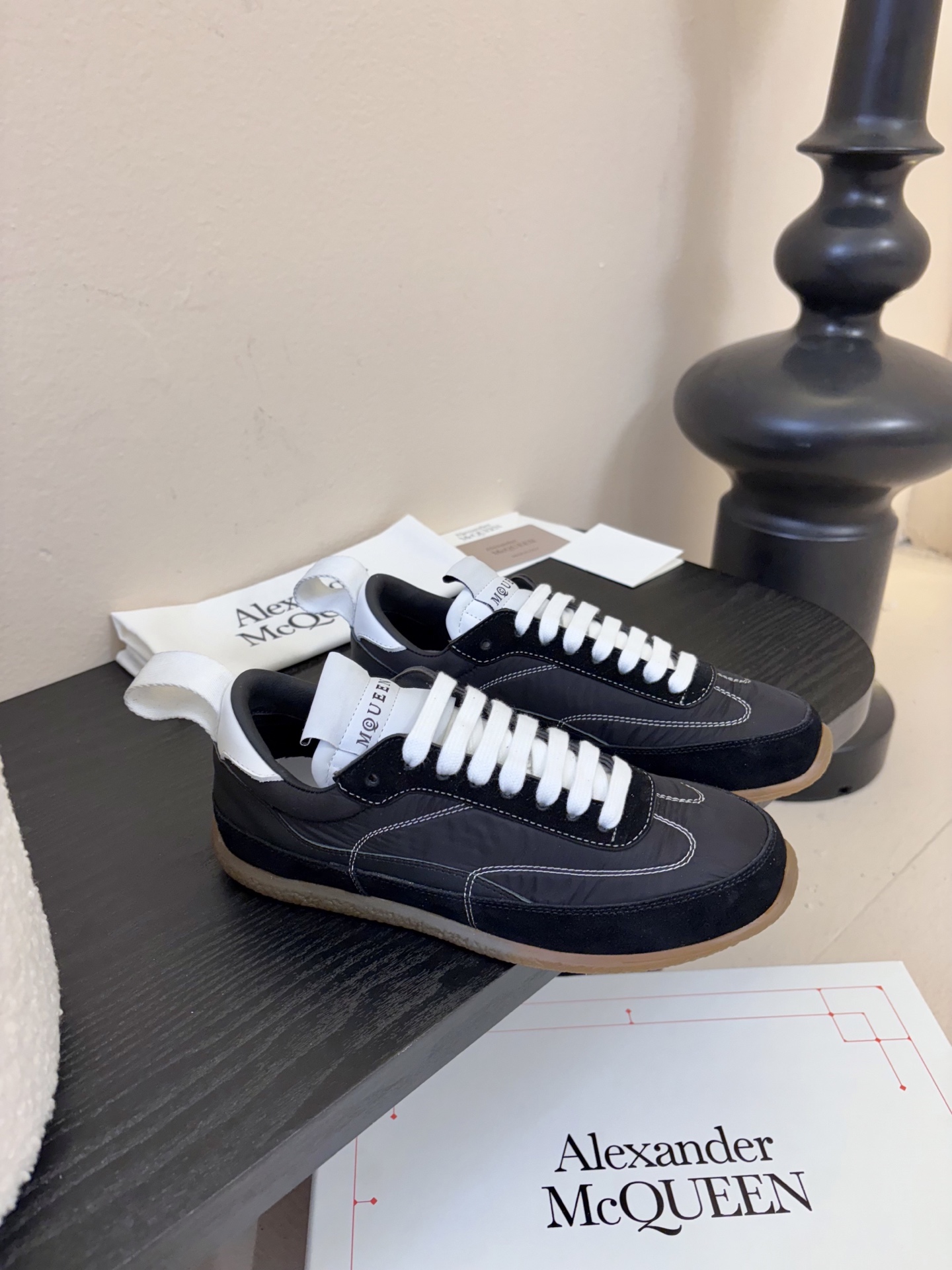 男款➕10麦昆这双新鞋 我愿称之为“懒人穿搭王炸”💥今天逛店一眼被麦昆这双新鞋勾走魂了！奶白拼浅灰麂皮也