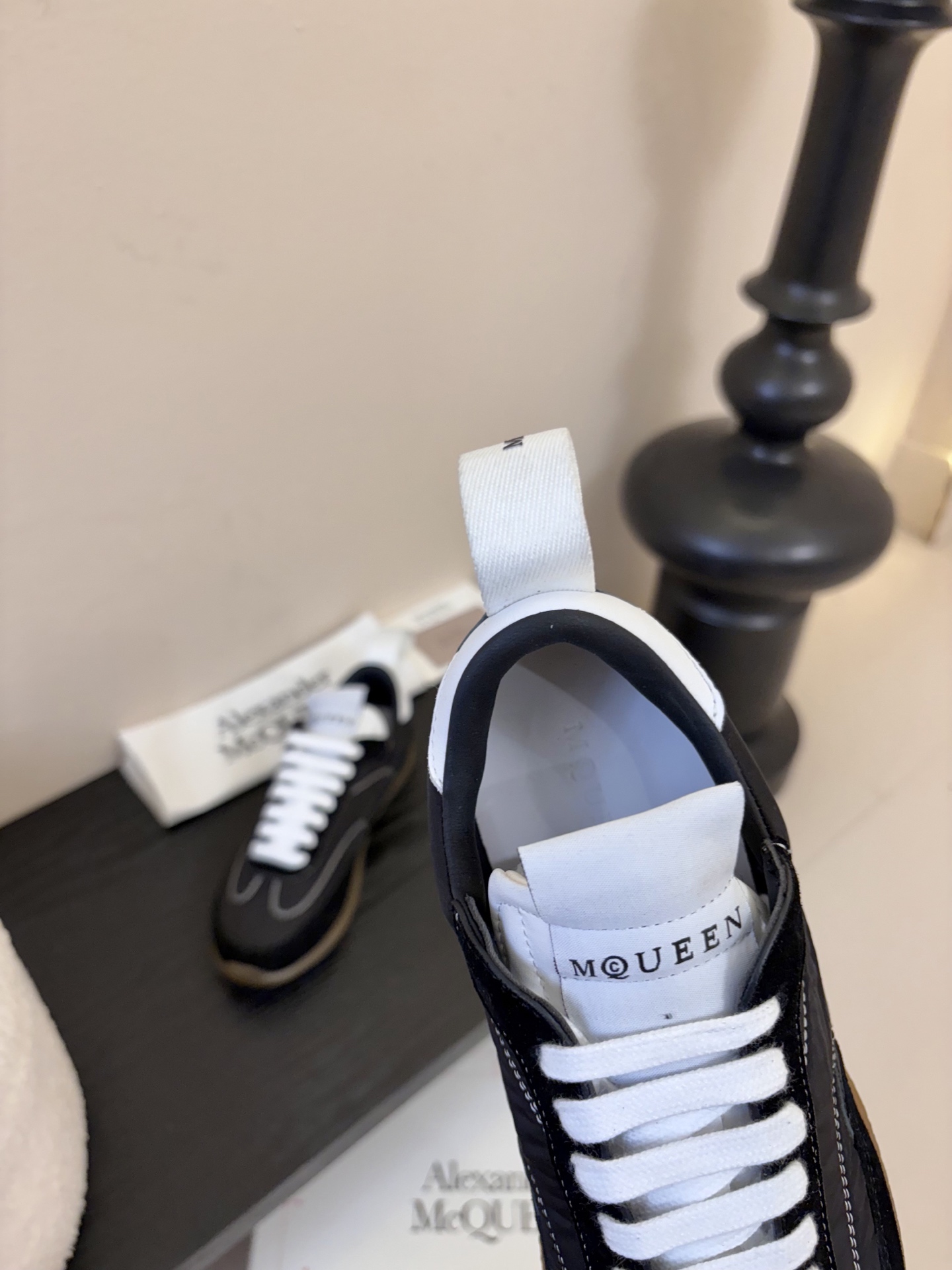 男款➕10麦昆这双新鞋 我愿称之为“懒人穿搭王炸”💥今天逛店一眼被麦昆这双新鞋勾走魂了！奶白拼浅灰麂皮也