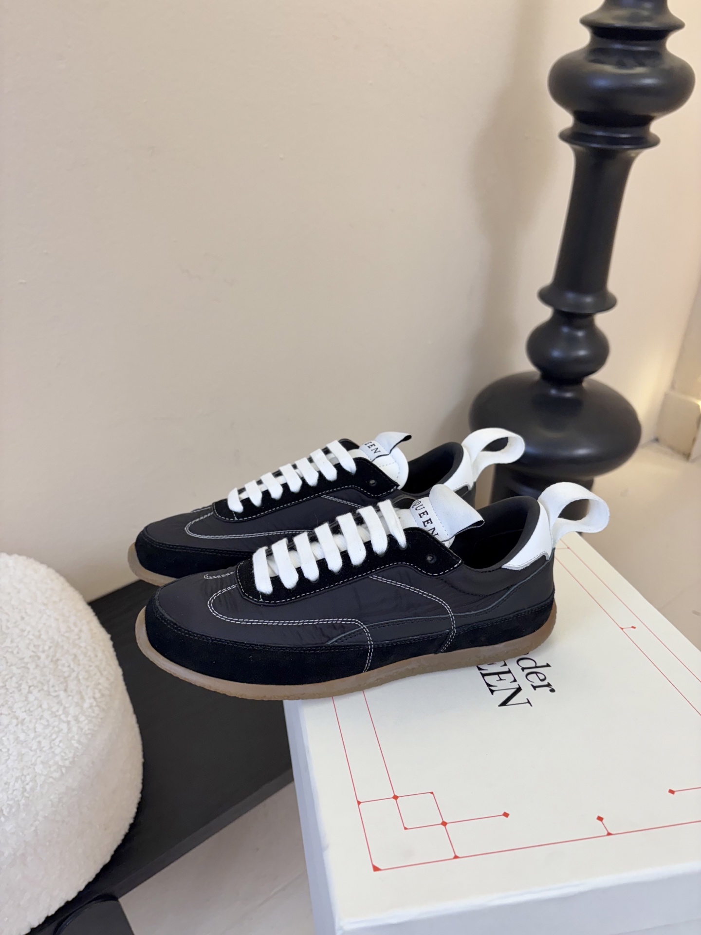 男款➕10麦昆这双新鞋 我愿称之为“懒人穿搭王炸”💥今天逛店一眼被麦昆这双新鞋勾走魂了！奶白拼浅灰麂皮也