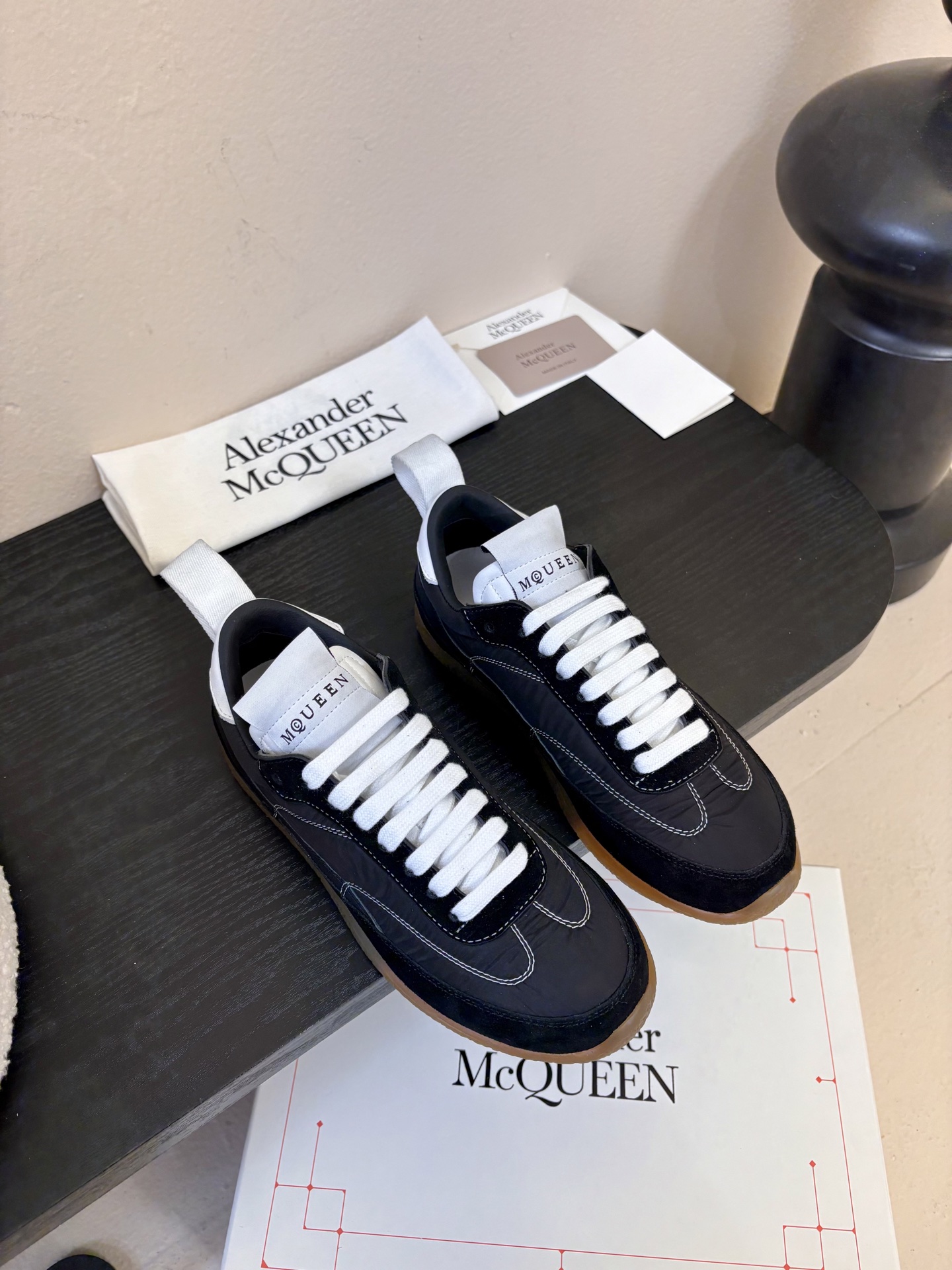 男款➕10麦昆这双新鞋 我愿称之为“懒人穿搭王炸”💥今天逛店一眼被麦昆这双新鞋勾走魂了！奶白拼浅灰麂皮也