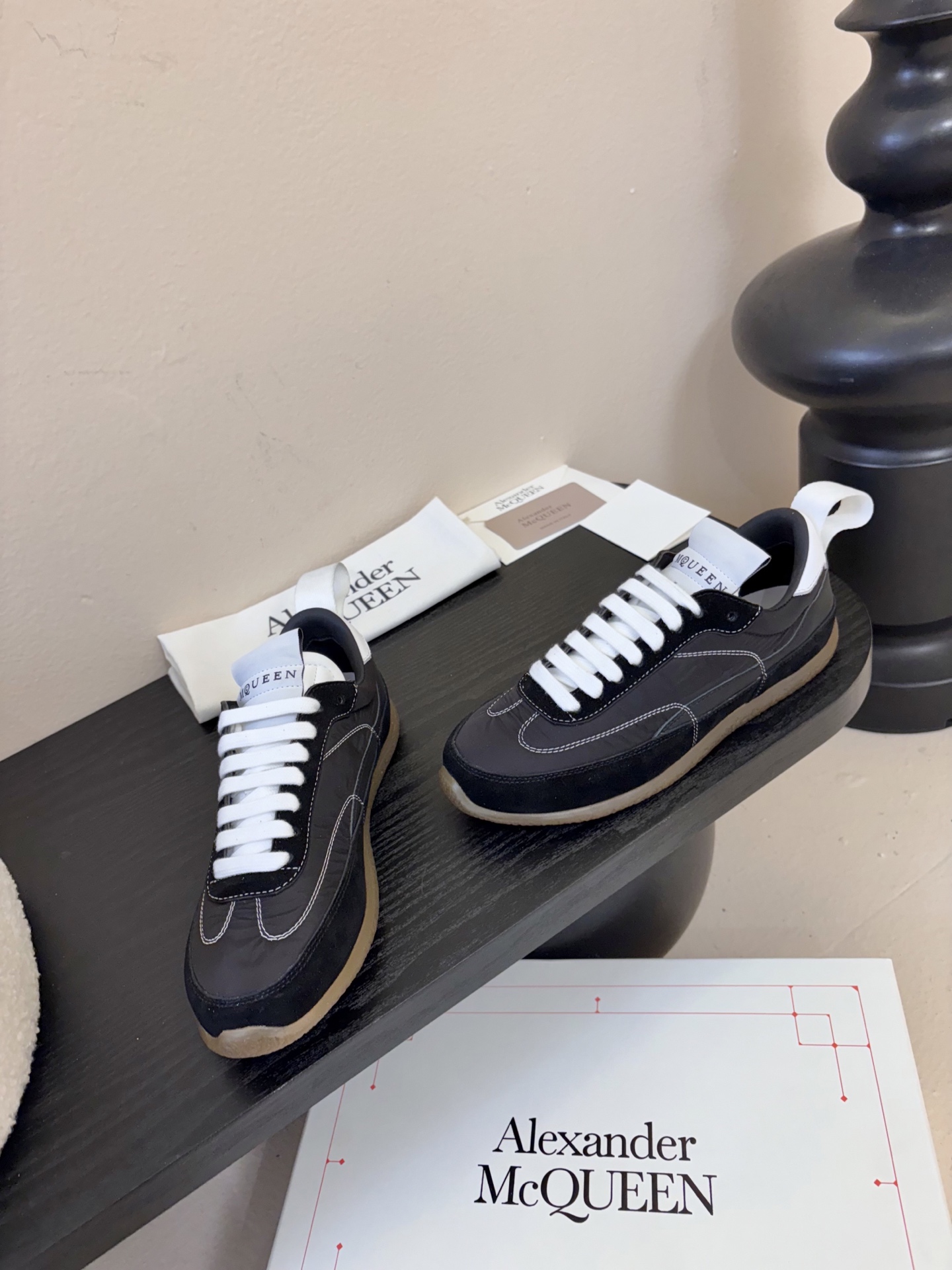 男款➕10麦昆这双新鞋 我愿称之为“懒人穿搭王炸”💥今天逛店一眼被麦昆这双新鞋勾走魂了！奶白拼浅灰麂皮也